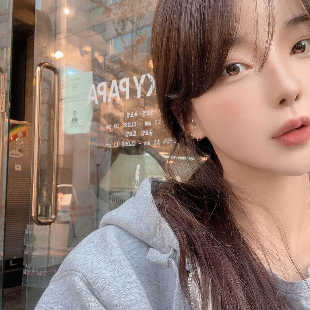 ユン・アラのインスタグラム：「코 끝이 찡 🤧」