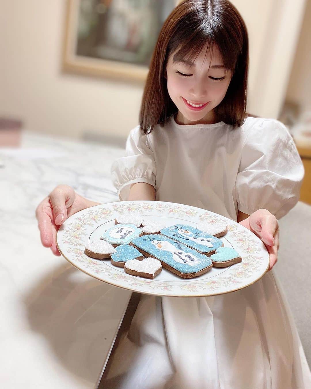倉岡生夏のインスタグラム：「白ワンピース⭐️ ・ ・ オラフ子を作るときは、やっぱり白とか水色をなんとなく着てしまいます⛄️ ・ このワンピースは肩のボリュームだったりフレアの感じもドンピシャでとってもおきにいり💓 @emiriawiz_official  のワンピースは生地もよくて白でも透けないし安心💓 ・ ・ アフティーとかでも着たいな💓 ・ ・ 我が家のDVDが壊れたので新品に変えたので早速、シンデレラとアナ雪のDVDみました💓📀 ・ 癒しの週末でした❣️ ・ 明日からまた一週間頑張りましょうね^_^ ・ ・ ・ #オラフ  #大人可愛い  #大人可愛いコーデ  #emiriawiz  #ワンピースコーデ  #おうちコーデ  #アイシングクッキー  #愛され料理 #おうちディズニー #ディズニー好きな人と繋がりたい  #おうちカフェ  #olaf  #ootdfashion  #disneygram  #cafestagram」