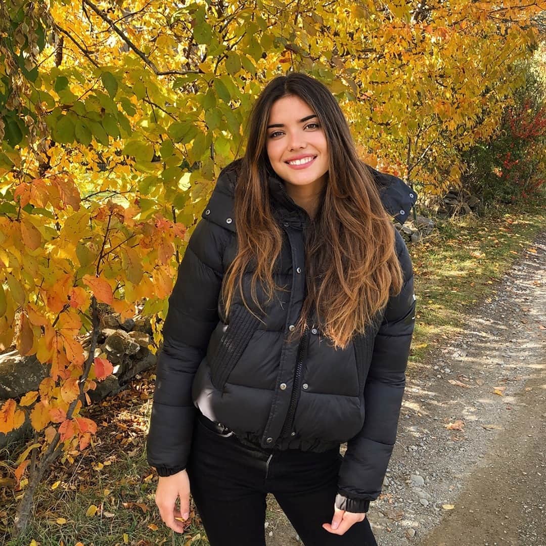 デシグアルのインスタグラム：「A statement: Wrap up more, pollute less with the #DesigualxEcoalf jacket, like @carlotabruna #Lovetheworld」