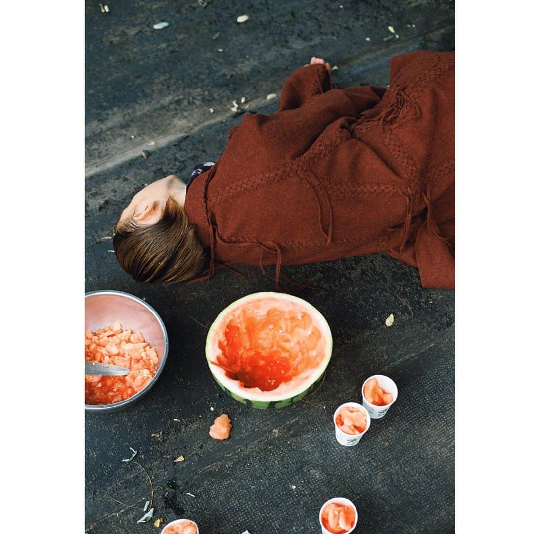のインスタグラム：「. M A S U  PHOTOGRAPHY BY LIN ZHIPENG (aka No.223) for GRIND vol.101 AUTUMN／WINTER  後藤愼平氏が手掛ける〈M A S U（エム エー エス ユー）〉。デザイン性、クオリティを兼ね備えた洋服の生産背景が中国にあるということはあまり知られていない。今回はブランドの土台ともいえる中国にて、フォトグラファー、リン・チーペン（aka No.223）による撮影を敢行。〈M A S U〉が目指す男性像を繊細かつ力強く表現する。  Photo_Lin Zhipeng(aka No.223) Stylist_Coke HO  Hair_Chen Rong  Make_Peter Qian Set Designer_Feifei Li [SHOWCASE] Producer_Shuang Chen [SHOWCASE] Stylist Assistant_8LACKB  Model_PUNGWON, KillerGin Special Thanks_Kurt Gao, Terry Chen, Kay Huang Edit_Shuhei Kawada  #grind #grindmagazine #masu」