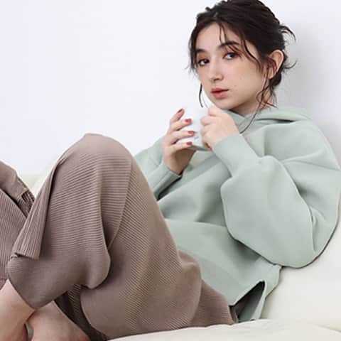 ozoc_officialのインスタグラム：「【ワンマイルから楽しむ　Own Zone Original Comfort】 ﻿ ﻿ ……………………………………………………﻿ ﻿ テレワークにも慣れ、 ﻿自宅で過ごす時間が長くなった今年。 ﻿ 部屋着としても、そのままちょっとした外出にも使え ﻿る新定番、“ワンマイルウェア”。 ﻿ 新しいスタイルで、自分らしく快適におしゃれを楽しみたい女性に向けて、 ﻿ 1week着回しコーディネートをご紹介いたします﻿ ﻿ ◾︎Tuesday ﻿ リラックスウェアでテレワーク﻿ トレンドカラーで気分を上げて﻿ ﻿ ……………………………………………………﻿ ﻿ ﻿ ﻿ #OZOC #オゾック﻿ ﻿ #coordinate #ファッション　#コーディネート #コーデ #大人カジュアル #カジュアルコーデ #大人かわいい #ootd #code #outfit #fashion #きょコ #リラックスコーデ #autumn #秋スタイル #秋コーデ #秋ファッション #シンプルコーデ #今日のコーデ　#着回しコーデ」