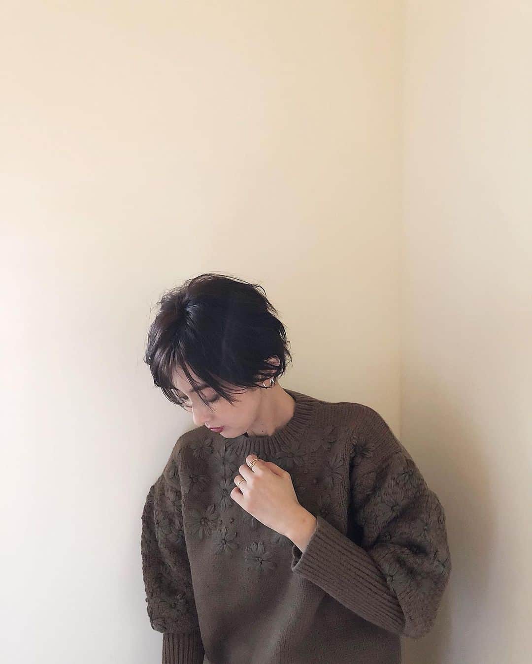 石井のり子のインスタグラム：「** ニットの季節♪ 嬉しい♪ @romile_official  * * #ootd #outfit #fashion #fashionstyle #knit #brown #romile #ロミール」
