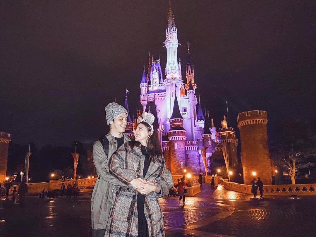 のインスタグラム：「昨日はディズニー🏰❤︎  工事も終わってるし人も少なかったから プロポーズしてもらったときと 同じ構図で撮ってみた＾＾ もう約2年半前かな？ このライトアップされた夜のシンデレラ城見ると 当時のこといつも思い出す💫  あのとき最高に幸せを感じたけど いまはそれよりもっと幸せ🤗 楽しい毎日をありがとう♡  . @sho_arii.wedding  #夫婦#ディズニーランド#ディズニー好き夫婦#ありーとしょーちゃん#ディズニー#シンデレラ城#シンデレラ城プロポーズ#プロポーズ#思い出の場所#付き合って7年」