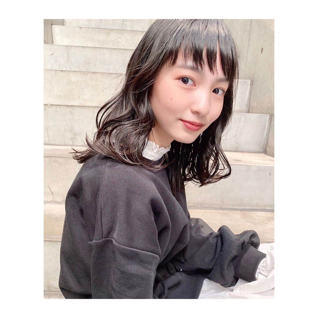 のインスタグラム：「💇‍♀️  髪切りました✂️ 軽い🎈巻いてもらってフワフワ😊 ちょっと大人っぽくなったかな？ うれし〜♡ @keitadoll さん ありがとうございました！ ・ ・ ・ #ヘアカット #セミロング #中学生 #jc #美容室 #ヘアスタイル #オリーブデオリーブ #olivedesolive #モノトーンコーデ #厚底ブーツ #ガーリー #ファッション #fashion #ootd #きょコ #tencaratplume #山本紗衣」