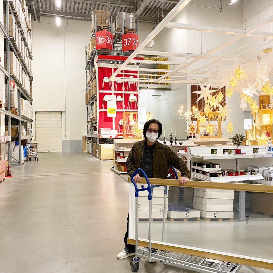 松永俊弥のインスタグラム：「先日、長女のBirthday Presentを買いにIKEAに行ってきた。大きな姿見を買ったよ🏡  とても喜んでくれました！  IKEAは、クリスマスのオーナメントでキラキラだったー🎄🎅✨  #ikea」