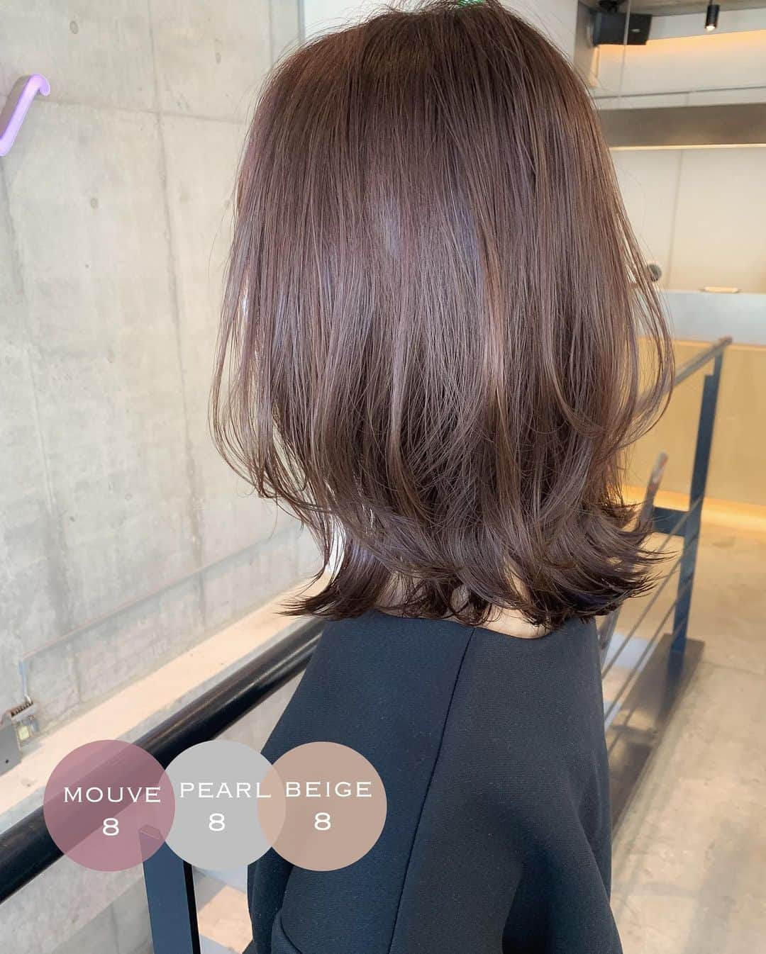 大木光のインスタグラム：「＊リアルサロンワーク swipe→#ヘアとメイクの関係性 .  cut  ほんのりくびれレイヤー . 鎖骨下の長さでレングスを設定。 毛先1/3の高さにレイヤーを施し、内側はほんのりとしたくびれができるようにカット。 . color モーヴベージュ . 透けるモーヴカラーで肌の透明感を底上げし、乾燥しやすいこの季節でも髪の毛をツヤっと見せてくれる。 . メイクはグレイッシュな色味を使用し、ヘアカラーの暖かみもありながらクールな印象を作り上げるのが今ドキ！ #rmsbeauty #addiction #アディクション #etvos メイク好きな人と繋がりたい#ベージュカラー #ボブ #レイヤーカット #ボブレイヤー#ミディアムレイヤー #レイヤースタイル#グレージュ#キャメルベージュ#カーキベージュ#ロブレイヤー」