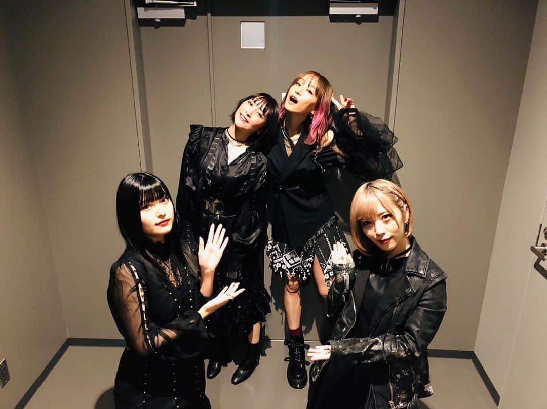 LiSAさんのインスタグラム写真 - (LiSAInstagram)「「ソードアート・オンライン アリシゼーション -After War-」ありがとうございました。 私LiSAは昼の部、彩陽さんのリズから想いを受け取って「unlasting」を。夜の部は開幕の「ADAMAS」を歌わせていただきました。 久しぶりの有観客ライブ。ドキドキしながら迎えたけれど、より鮮明に皆の想いや空気を感じて、なんだかとても嬉しくて、楽しくて、泣きそうでした。やっぱりライブって最高だな。ありがとうございました。  久しぶりにみんなに会って、帰ってきた感じした。笑 家族とお正月みたいな楽屋でした🎍  #sao_anime」11月8日 21時09分 - xlisa_olivex