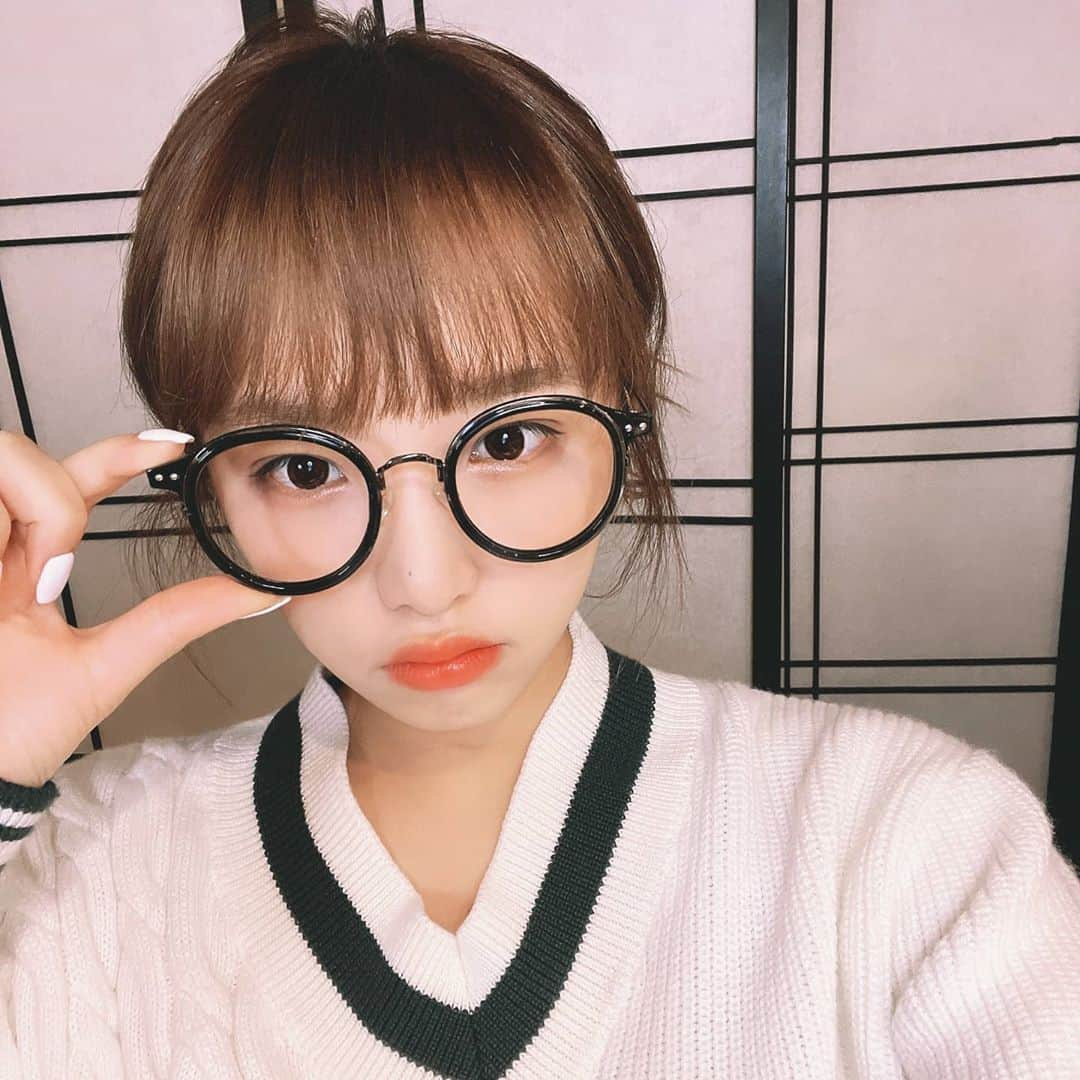 IZ*ONEさんのインスタグラム写真 - (IZ*ONEInstagram)「안경 예나🤓  メガネのイェナ🤓  #예나 #イェナ #IZONE #아이즈원 #アイズワン」11月8日 21時09分 - official_izone