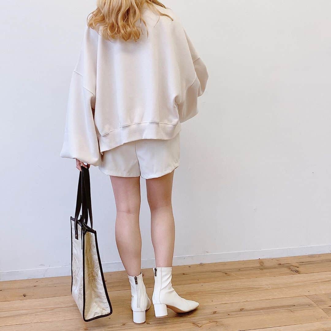 Vannie Officialのインスタグラム：「⠀ 【VANNIE U ハイウエストレザーショートパンツ　】3,700+tax ⠀  《styling》 ツヤのあるフェイクレザーはニットと相性抜群！ いつものコーデにプラスしただけで一気にあか抜けた印象に◎ ボリュームニットでメリハリコーデを楽しんだり、ブラウスをＩＮしてクラシカルなスタイルにも♪ 今季はロングブーツと合わせるのもオススメです♡  ⠀ 《detail》 ウエストから腰回りはラインに沿うキレイなシルエットに仕上げました◎ ハイウエストとベルトデザインでスタイルＵＰが叶います♪ 後ろウエストはゴムなので楽な履き心地も魅力。  ⠀ 《fabric》 ツヤがキレイなフェイクレザー使用 ⠀ ⠀ #vannie_u#ヴァニーユー #ZOZOでしか買えない⠀⠀ お問い合わせはDMまでご連絡ください‪‪☺︎‬」