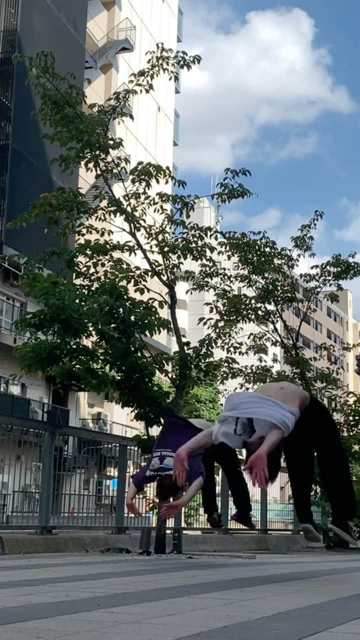のインスタグラム：「#sync #backflips」