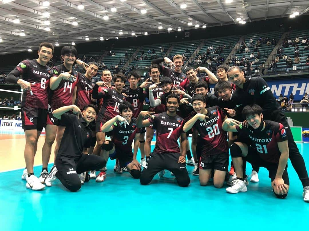 大宅真樹のインスタグラム：「7勝目！！ 大きな2連勝🦾  アウェイでも応援ありがとうございました😊  ひろきナイスサーブ🤩  #サントリーサンバーズ  #7勝目 #zamst #underarmour  #応援ありがとうございました😊」