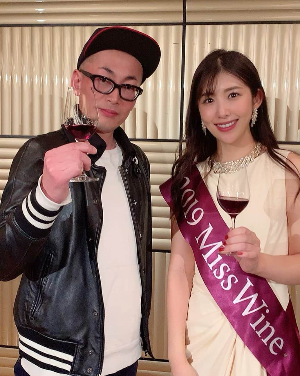 千代田唯さんのインスタグラム写真 - (千代田唯Instagram)「2020ミスワインMCの髭男爵ひぐち君さん🍾✨ ルネッサーン🍷 名誉ソムリエおめでとうございます^ ^  #2020ミスワイン #2019ミスワイン #ワインエキスパート #ミスワイン#日本大会#京王プラザホテル新宿#ワイン好き#ミスコンテスト#ワイン好きな人と繋がりたい#ワインのある暮らし#イブニングドレス#dress#wine#beauty#carolinaherrera #dresscode_nishiazabu」11月8日 21時19分 - chiyodayui0920