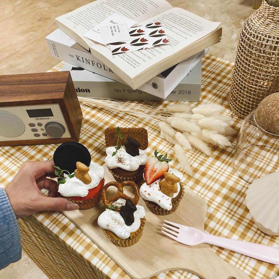 三橋栄香のインスタグラム：「新宿伊勢丹で開催されていた @__nuibox のPOP-UP STORE へ👏🏻✨  @___o3yuka._ のお店で韓国カフェぽい雰囲気とかメニューがお洒落だったな〜〜🤎  @rili.tokyo とのコラボカップケーキも可愛いすぎて！手土産にも喜ばれそう🧸☺️  次は新宿御苑のお店行きたい🧁」