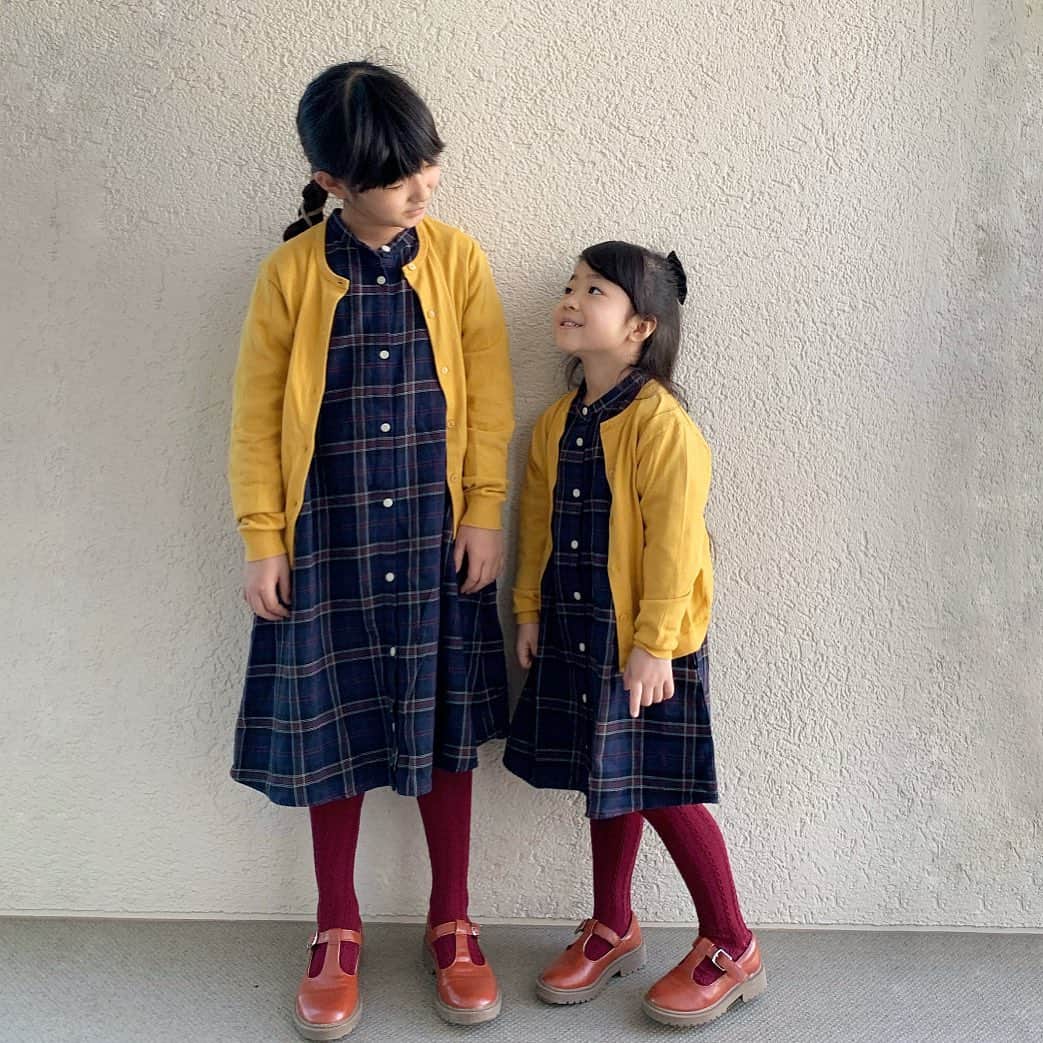 のインスタグラム：「@uniqlo の#uniqlokidsbox  　に入ってたお洋服、着回ししてるよ🥰‼️#姉妹お揃い　可愛いなぁ❤️  🍀クルーネックカーディガン  🍀フランネルチェックワンピース  🍀ニットタイツ  (110 140)  @uniqlo_ginza  @uniqlo   #上下ユニクロ #全身ユニクロ  #uniqloginza2020fw #ユニクロキッズコー2020fw #uniqlokids2020fw #uniqlokidsbox #uniqlokids #pr  ----------------------------  #親子コーデ#シミラールック #ママコーデ#大人カジュアル#ママファッション#ママリファッション #プチプラ#プチプラコーデ  #シンプルコーデ#ベージュカラー  #姉妹#姉妹コーデ#女の子ママ#ユニクロニット部 #ユニクロ新作#uniqloコーデ #ユニクロニット#ユニクロニット部#ユニクロきれいめ部」