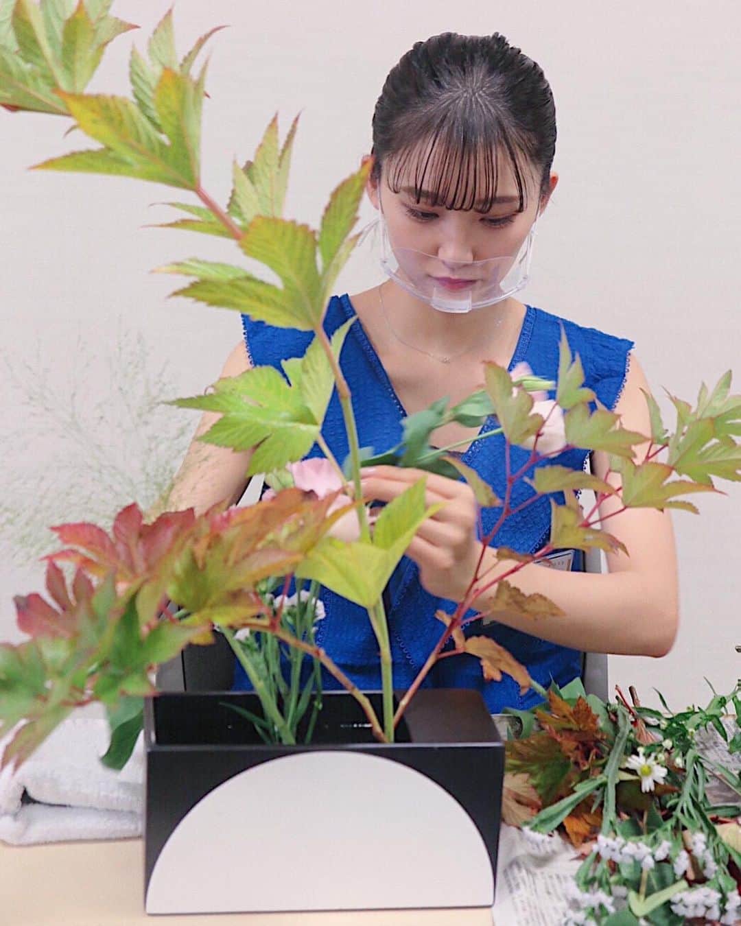 加藤早和子のインスタグラム：「❤︎ ミス日本勉強会①④ 【お花から学ぶ美意識と感性】 華道家元池坊花道教授　桶澤達也先生  人生で初めて生花に挑戦しました！🌷 皆さん、フラワーアレンジメントと生花の違いは ご存知ですか？🧐  ＊フラワーアレンジメント ヨーロッパで確立された、 長い歴史と高い技術を持つお花のスタイル。 オアシスを使用して、空間を無くす・盛る "プラスの花" とも言われるそうです  ＊生花 日本で確立された、 長い歴史と伝統のあるお花の生け方。 針山を使用して、余白・空間を作る "マイナスの話"とも言われるそうです  生花は様々な流派がありますが、今回の講義では 手法・発想・素材・表現・構成の全てにおいて型のない自由花に挑戦しました。  私は「未来」をテーマに、 短く切って生けた ヒペリカム、トルコキチョウ、スターチスを 自分が様々な経験を通じて得た糧をイメージし、 その糧を持って、だんだんと自分自身が成長して、 最終的には、大きい木イチゴの葉のように 逞しく凛とした女性になりたいという想いを 込めました。  特に面白いと感じたのは、同じ花材を使っていても、 人それぞれ全く別の作品が出来上がるという事。 どんな花材を使うか、どのように生けるのか、 迷わず生ける人もいれば、 じっくり考えて生ける人もいました。 "生花は自分の鏡" と聞いたことがありますが、 まさにその通りであると身をもって感じました。  作品が完成した後、先生に生花の歴史について お話し頂いたのですが、『お花との出会いも一期一会』 という仰っていた事が1番印象深いです。 同じ種類の花材でも、全く同じ形のものは 2度と出会うことが出来ません。 私が生けたお花達に出会えた事も 何かのご縁のような気がします。  私がミス日本コンテストのファイナリストとなり 12人の仲間達と出会えたのも、一期一会。 このご縁を大切に、良きライバルとして 切磋琢磨していきたいです😄  . . #ミス日本 #ミス日本コンテスト #ファイナリスト #ミス日本2021 #2021ミス日本ファイナリスト #ミスコン #生花 #青山学院大学 #女子大生 #いいね返し #missjapan #misscon #instalike」
