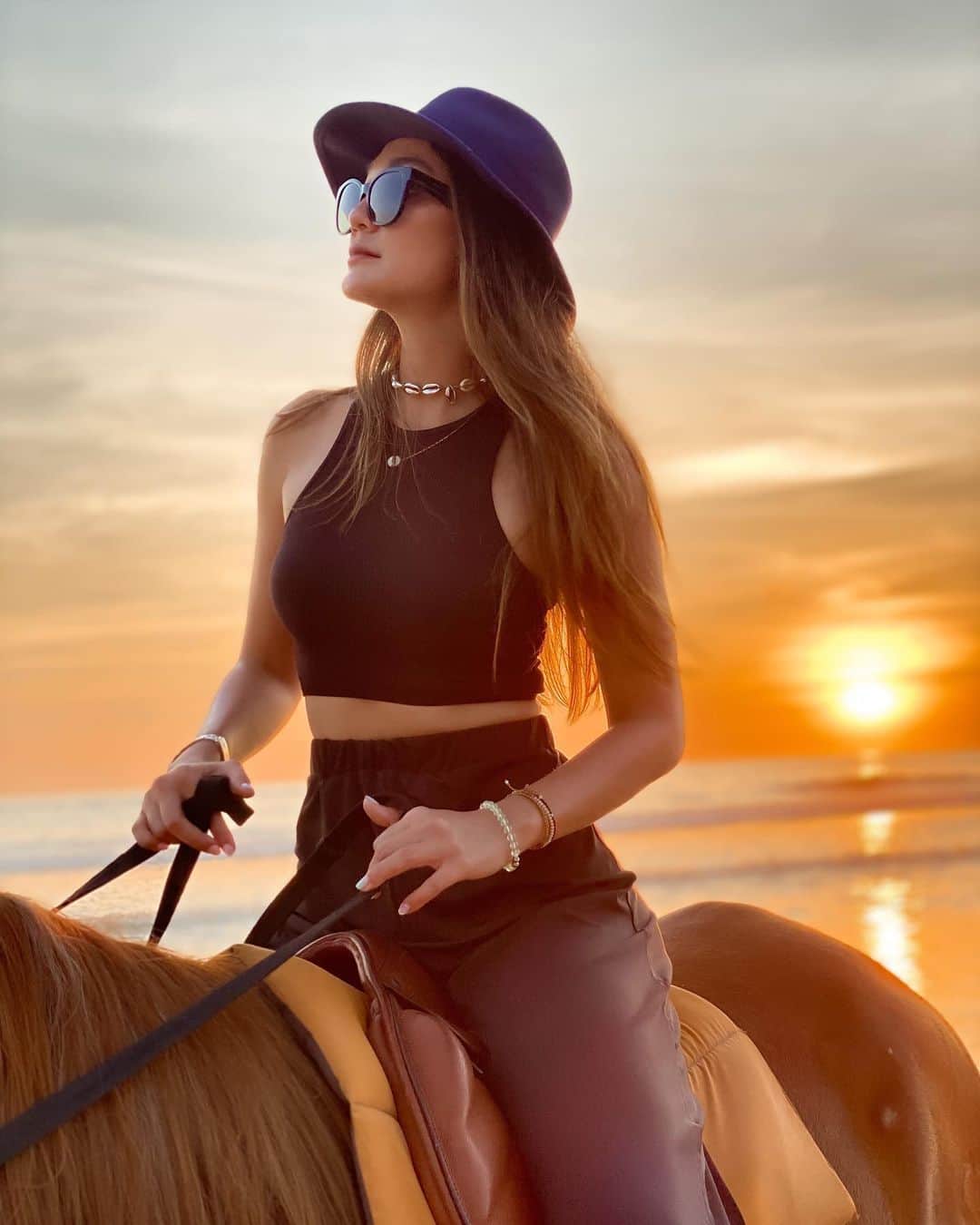 ルナ・マヤさんのインスタグラム写真 - (ルナ・マヤInstagram)「Kerja sambil liburan! Short trip kali ini aku mengunjungi beberapa tempat di Sumba. Salah satunya riding horse di Nihiwatu Beach, seru banget karena pas cuacanya lagi cerah banget dan bisa nikmatin sunset.  . . Tapi aku tahu kalian pasti salah fokus sama sunglasses yang aku pake ini. Iya ini salah satu produk terbarunya Frames Soprano dari @bose @bettersound_id. Selain design yang elegance, kita bisa dengerin musik jernih banget, iya si sunglasses ini bs connecting untuk dengerin lagu ataupun terima telfon. Lensanya juga bisa kita ganti-ganti sesuai selera. Pasti kalian udah gak sabar untuk punya samaan kayak aku.」11月8日 21時22分 - lunamaya