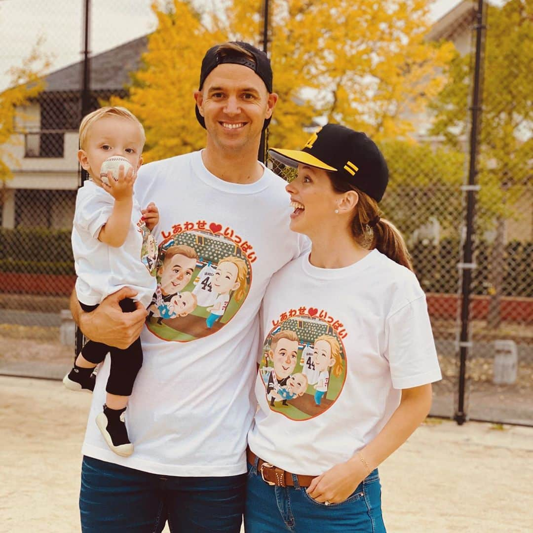 リック・バンデンハークさんのインスタグラム写真 - (リック・バンデンハークInstagram)「We will work on Anna’s @anneloes_vdhurk pitching motion ⚾️😂 Thank you TVQ for the T-shirts for the three of us. #sbhawks #fukuoka #TVQ」11月8日 21時24分 - rick_vdhurk