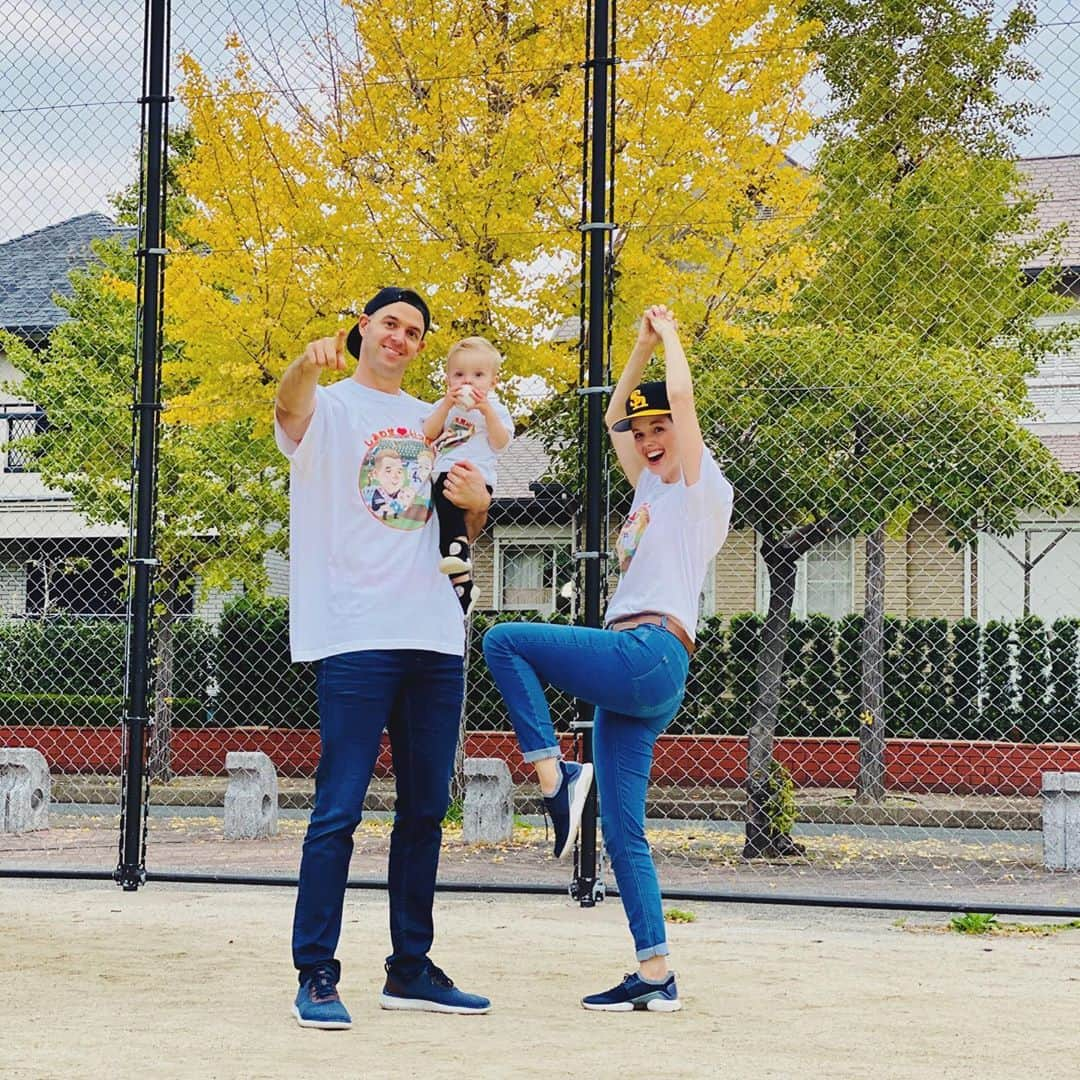 リック・バンデンハークのインスタグラム：「We will work on Anna’s @anneloes_vdhurk pitching motion ⚾️😂 Thank you TVQ for the T-shirts for the three of us. #sbhawks #fukuoka #TVQ」