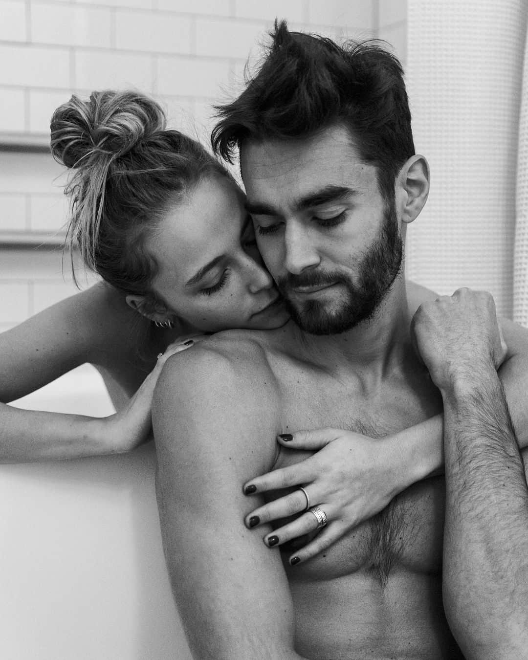 NICOLAS SIMOESのインスタグラム：「Sunday 🖤 @nicoetcoco」