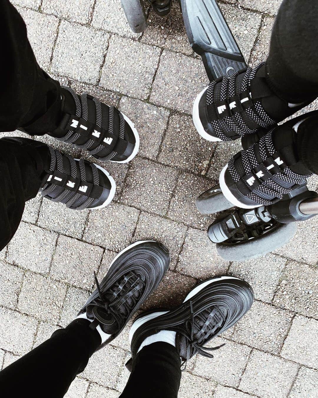 のインスタグラム：「今日は家族でモノトーン🤍🖤 視界が可愛い。 #うちの可愛いメンズ達🙋🏻‍♂️👦🏻👶🏻  久しぶりにNB以外で 兄弟でお揃いスニーカー✔︎✔︎ 履きやすいみたいで良かった〜 . . #nike #nicekicks #airmax97 #airmax  #monkeytime #monotone #blackwhite」