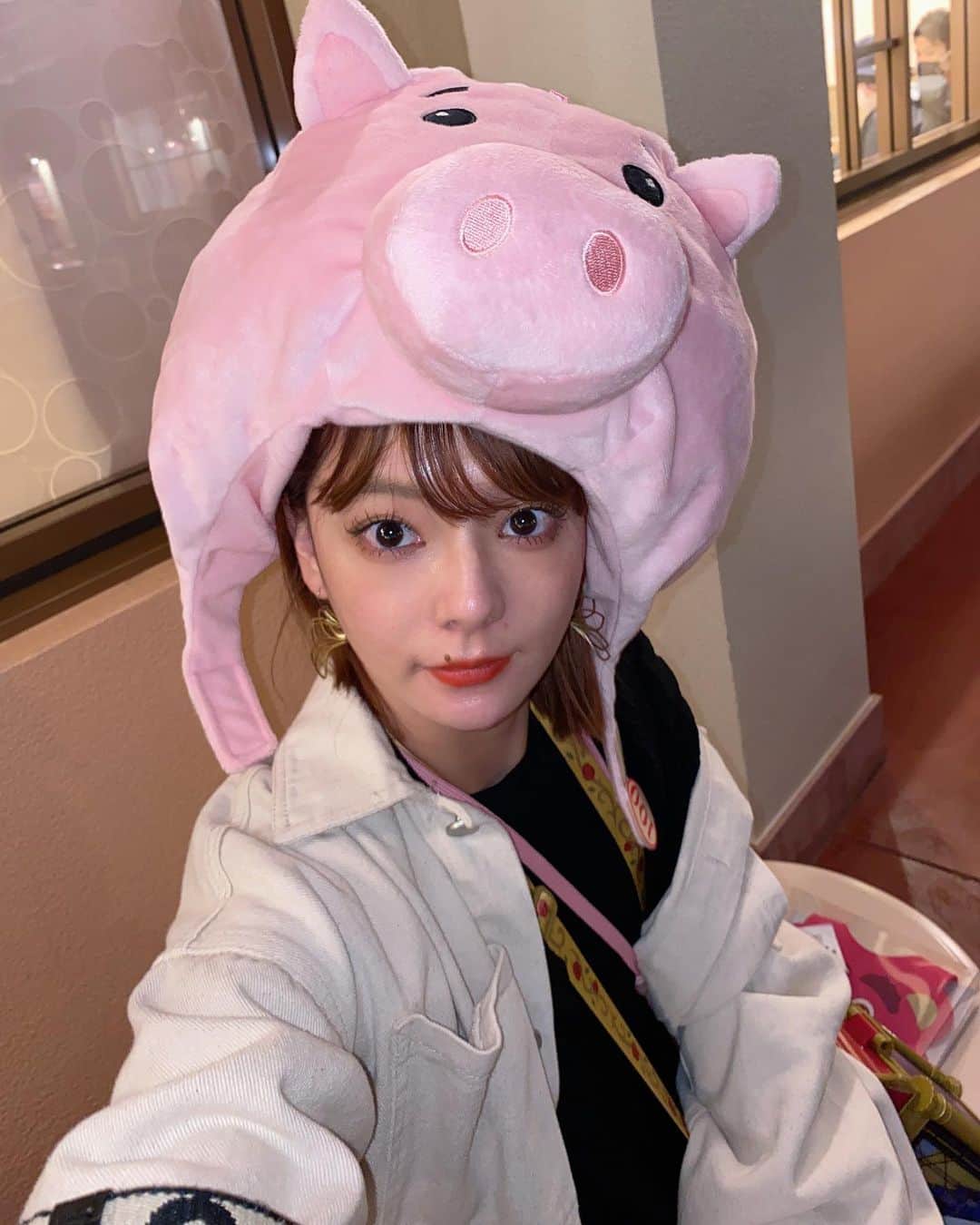 小濱庸子のインスタグラム：「最近あげたい写真がありすぎて、、 やーっと行けた♡ 念願のディズニーは、 豚になりました🐽（ハム♡） 甥っ子たんはスティッチ♡ 何がいいって、、、 あったかいんだからぁ〜♪ 無念だったのは、美女と野獣のアトラクションの抽選が外れたこと、、、😇 『この日のコーデ』 ワンピース👗→zara ジャケット→fifth ブーツ👢→clena #ディズニー #disneyland #ハム #トイストーリー #disney #ハピネス #fashion #ファッション #ファッションコーデ #コーデ #ディズニーコーデ #163cm #コーディネート #夢の国 #zara #ロングブーツ #ワンピース #ワンピースコーデ #甥っ子 #甥っ子love」