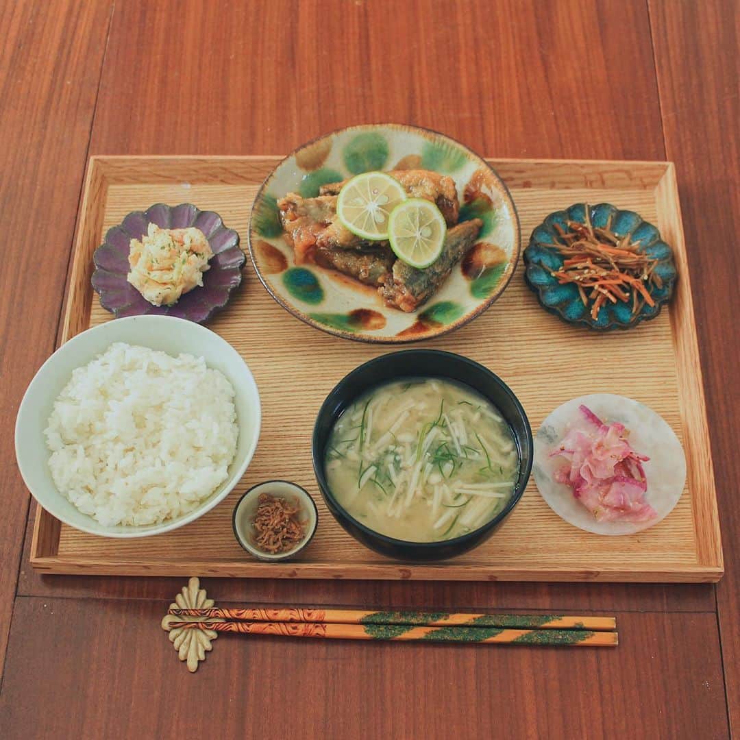 Kaori from Japanese Kitchenさんのインスタグラム写真 - (Kaori from Japanese KitchenInstagram)「あじの南蛮漬けで一汁三菜。 ・ こんばんは。 土曜の朝昼ごはん。 あじの南蛮漬けとお惣菜で 一汁三菜定食でした。 久々に夫の分のうつわも写真に📸 和久傳の森で買ったへしこちりめん、 ご飯が進んでさあ大変…笑 外食が続いたあとの 和食おうちごはんは落ち着きますね。 脂質や塩分コントロールできるのが おうちごはんの良いところ。 （調味料の入れすぎで 　脂質や塩分を摂りすぎることも😅 　栄養管理しっかりしないと） さきほどたくさんのお野菜を 下ごしらえして達成感👏🏻 週明けから忙しくなるからしっかり準備して 食事が乱れないように頑張ろっと。 食生活が乱れると精神も乱れて 生活がグダグダになるタイプでございます… ・ 【薬膳の話】 昨日(11/7)は立冬で、暦の上では冬に突入。 中医学（薬膳のベースとなる考え方）の世界では 冬は「蓄える」季節といわれています。 動物は冬眠して身体を休めてエネルギー蓄えてますよね。 しっかり寝て、陽の光を浴びて、 季節のものを温めて食べる（鍋とかオススメ） これだけで立派な冬の養生になります。 もう少し季節が進んできたら 突っ込んだ話をしていきたいと思います。 今日もお疲れ様でした☺︎ ・ ・ 【おしながき】 玄米と黒ごま塩 おかひじきとえのきのお味噌汁 和久傳のへしこちりめん 紅芯大根のナムル あじの南蛮漬け　すだち添え ポテトサラダ ごぼうとにんじんのきんぴら ・ ・ ・ ・ 2020.11.8 Sun Hi from Tokyo! Here’s Weekend Japanese brunch:Brown rice, miso soup, Korean seasoned red radish, Kinpira, Sweet and sour horse mackerel w/ citrus, and potato salad. ・ ・ ・ #Japanesefood #breakfast #朝ごはん #おうちごはん #早餐 #薬膳 #うつわ #自炊 #家庭料理 #やちむん #小澤基晴 #一汁三菜 #砂田夏海」11月8日 21時26分 - coco_kontasu