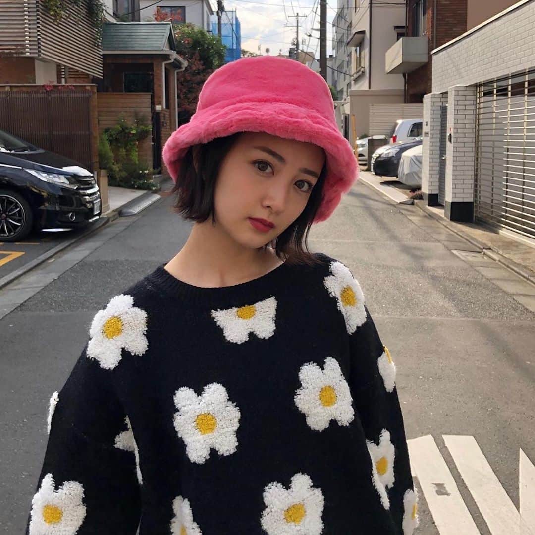 熊田来夢のインスタグラム：「@17kg_official のニット🌼 DISHcafeでやってる @yowtakahashi の写真展にも行ってきたよ〜1月までやってるのでぜひ！わたしの写真もあります🤍」