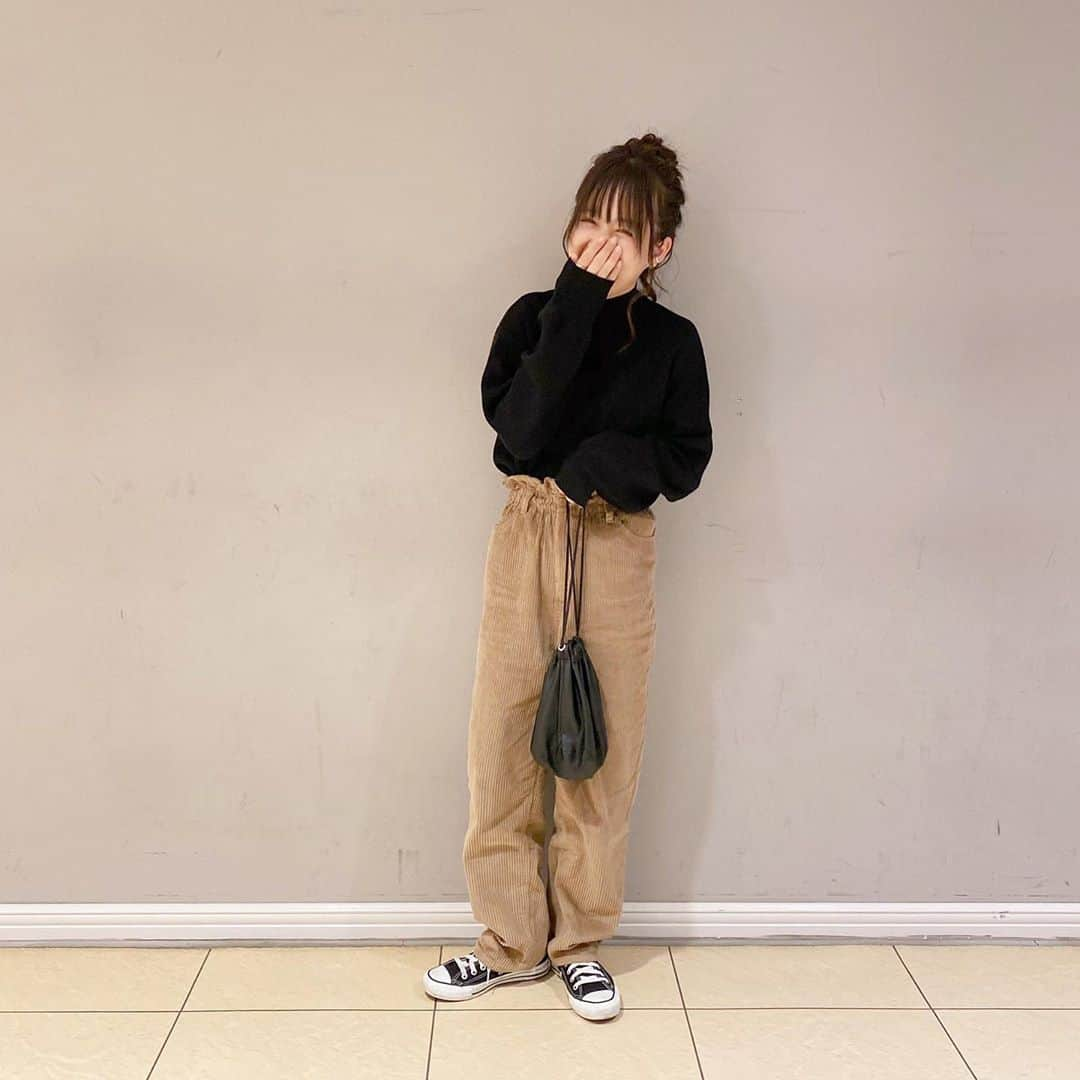 haruさんのインスタグラム写真 - (haruInstagram)「ㅤㅤㅤㅤㅤㅤㅤㅤㅤㅤㅤㅤㅤ ㅤㅤㅤㅤㅤㅤㅤㅤㅤㅤㅤㅤㅤ ㅤㅤㅤㅤㅤㅤㅤㅤㅤㅤㅤㅤㅤ #ootd ㅤㅤㅤㅤㅤㅤㅤㅤㅤㅤㅤㅤㅤ これから活躍しそうなコーデュロイのパンツ〜💕 ㅤㅤㅤㅤㅤㅤㅤㅤㅤㅤㅤㅤㅤ ウエストギャザーだから細く見せてくれる気がする←  . ㅤㅤㅤㅤㅤㅤㅤㅤㅤㅤㅤㅤㅤ ☑︎ tops : #GU L スウェットライクハイネックセーター ☑︎ pants : @classicalelf L #ギャザーウエストコーデュロイ無地ハイウエストテーパードパンツ ☑︎ bag : #unemansion ㅤㅤㅤㅤㅤㅤㅤㅤㅤㅤㅤㅤㅤ . ㅤㅤㅤㅤㅤㅤㅤㅤㅤㅤㅤㅤㅤ ブラウン×ホワイトにしようか迷ったけど ブラックで少し大人めに☺️ パンツスタイルでデートならホワイトでも 可愛いくなりそう🧸🧡 ㅤㅤㅤㅤㅤㅤㅤㅤㅤㅤㅤㅤㅤ ㅤㅤㅤㅤㅤㅤㅤㅤㅤㅤㅤㅤㅤ #classicalelf#クラシカルエルフ#エルフコーデ#コーデュロイ#コーデュロイパンツ#秋コーデ#プチプラ#プチプラコーデ ㅤㅤㅤㅤㅤㅤㅤㅤㅤㅤㅤㅤㅤ」11月8日 21時38分 - __haru3