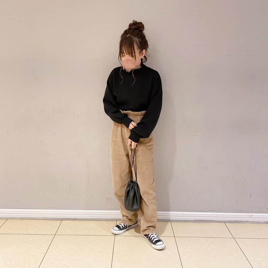 haruさんのインスタグラム写真 - (haruInstagram)「ㅤㅤㅤㅤㅤㅤㅤㅤㅤㅤㅤㅤㅤ ㅤㅤㅤㅤㅤㅤㅤㅤㅤㅤㅤㅤㅤ ㅤㅤㅤㅤㅤㅤㅤㅤㅤㅤㅤㅤㅤ #ootd ㅤㅤㅤㅤㅤㅤㅤㅤㅤㅤㅤㅤㅤ これから活躍しそうなコーデュロイのパンツ〜💕 ㅤㅤㅤㅤㅤㅤㅤㅤㅤㅤㅤㅤㅤ ウエストギャザーだから細く見せてくれる気がする←  . ㅤㅤㅤㅤㅤㅤㅤㅤㅤㅤㅤㅤㅤ ☑︎ tops : #GU L スウェットライクハイネックセーター ☑︎ pants : @classicalelf L #ギャザーウエストコーデュロイ無地ハイウエストテーパードパンツ ☑︎ bag : #unemansion ㅤㅤㅤㅤㅤㅤㅤㅤㅤㅤㅤㅤㅤ . ㅤㅤㅤㅤㅤㅤㅤㅤㅤㅤㅤㅤㅤ ブラウン×ホワイトにしようか迷ったけど ブラックで少し大人めに☺️ パンツスタイルでデートならホワイトでも 可愛いくなりそう🧸🧡 ㅤㅤㅤㅤㅤㅤㅤㅤㅤㅤㅤㅤㅤ ㅤㅤㅤㅤㅤㅤㅤㅤㅤㅤㅤㅤㅤ #classicalelf#クラシカルエルフ#エルフコーデ#コーデュロイ#コーデュロイパンツ#秋コーデ#プチプラ#プチプラコーデ ㅤㅤㅤㅤㅤㅤㅤㅤㅤㅤㅤㅤㅤ」11月8日 21時38分 - __haru3