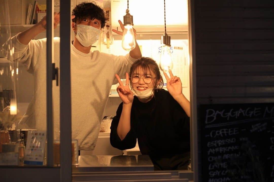 よしかわなみのインスタグラム：「Cymbiのイベントありがとうございました❤︎ ㅤㅤㅤㅤㅤㅤㅤㅤㅤㅤㅤㅤㅤ 最高に素敵な経験をさせてもらえました！ ㅤㅤㅤㅤㅤㅤㅤㅤㅤㅤㅤㅤㅤ 今回場所を貸してくださったたけさん @takenogrm (@baggage_cafemarket ) 本当にありがとうございました！ ㅤㅤㅤㅤㅤㅤㅤㅤㅤㅤㅤㅤㅤ 飲食のイベントは初めてだったけど、 自分が作ったスイーツ、淹れたコーヒーを 美味しいって目の前で言ってくれてご馳走様でしたって 言ってくれることがどれだけ幸せか❤︎ ㅤㅤㅤㅤㅤㅤㅤ Cymbi Blendを焼いてくれたりょうくん( @ryo_hashimoto ) RWANDAを焼いてくださったミキティさん( @katakuri_85 ) COSTA RICAを焼いてくれたけいちゃん( @tamakei9 ) 本当に感謝です！！！ ㅤㅤㅤㅤㅤㅤ むーさん( @muurakihiro )素敵な写真をありがとう！ ㅤㅤㅤㅤㅤㅤㅤㅤㅤㅤㅤㅤㅤ #Cymbi」