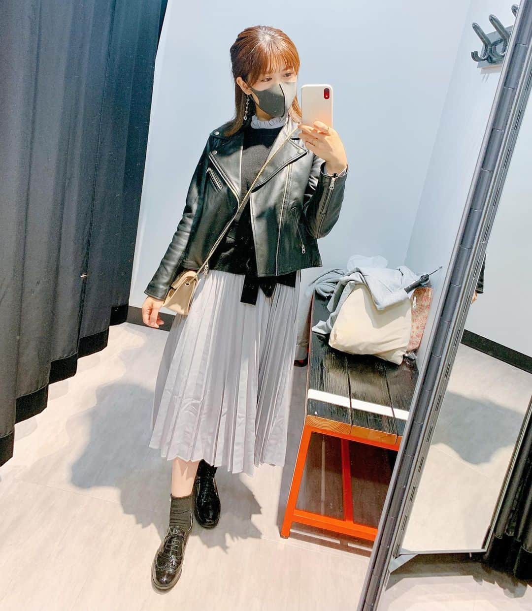 上坂由莉のインスタグラム：「先日初めて三田のプレミアムアウトレットへ🚘﻿ 広くてウキワク💓 @spicaglow の楽ちんワンピで﻿ 雨やったけどいっぱい歩いて沢山見れました👩﻿ 次はお天気の日にゆっくり行きたいなぁ☀️﻿ ﻿ ﻿ そろそろ紅葉も綺麗になってきそうやし﻿ ピクニックもしたい🍁﻿ 春先コロナが少し落ち着いていれば﻿ 京都でパークヨガもしよう🧘‍♀️🌸﻿ ﻿ ﻿ @spicaglow ➡︎ 「psh4600」1000円OFF﻿ ﻿ ﻿ #神戸三田プレミアムアウトレット #ファッション #コーデ﻿ #spicaglow #spicaglowstyle #ootd #fashion #kobe」