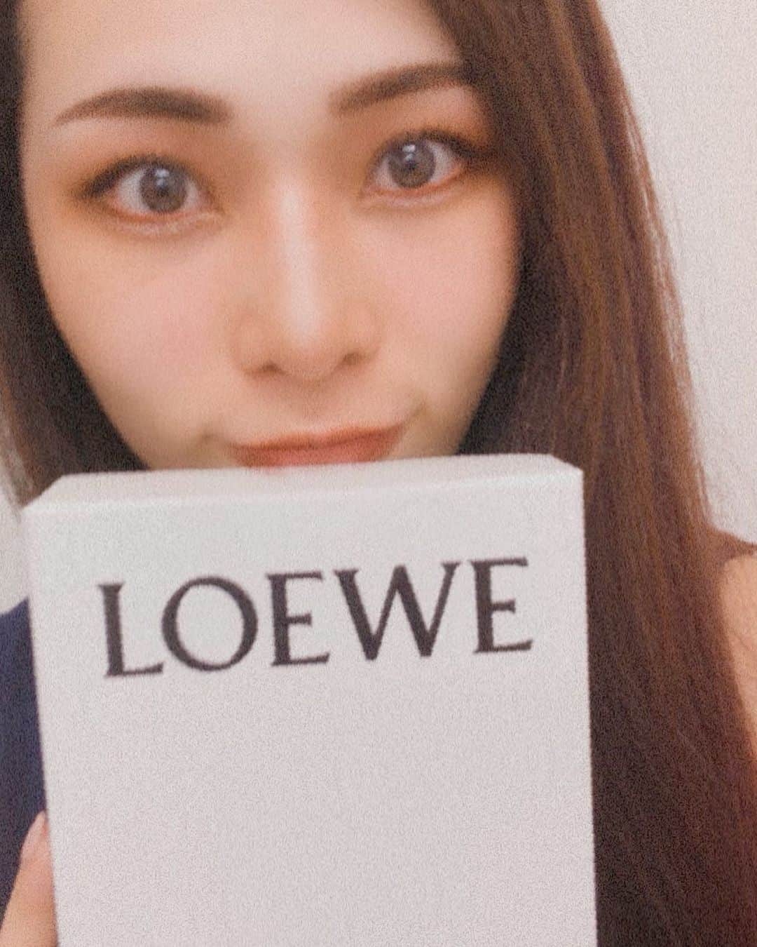 SHIZUのインスタグラム：「#ロエベ　#loewe  かわいさ120% ワンホンメイク💄 くぅ！嬉しかったなあ。 そして　#loewebook 手に入れたい！」