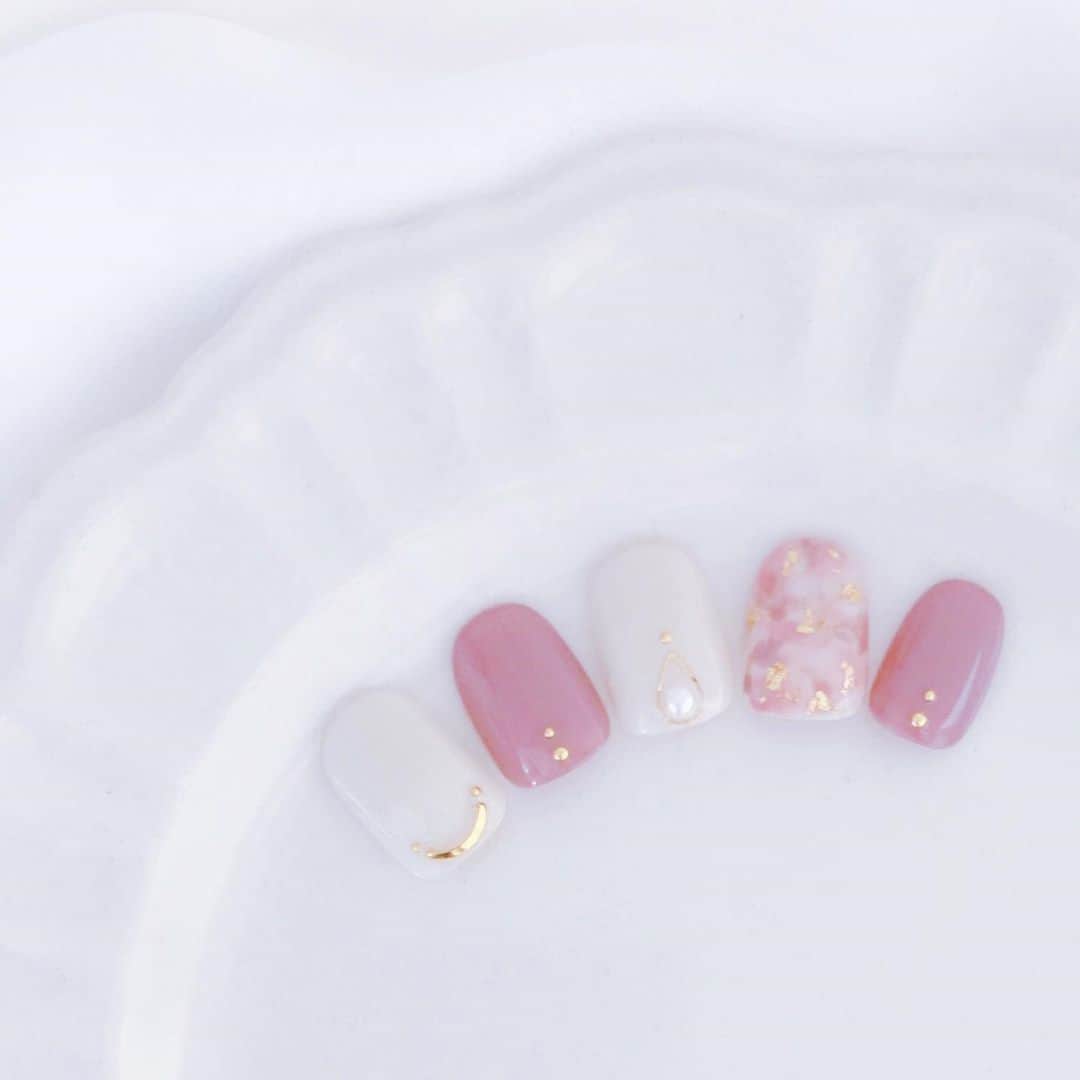 愛内みさのインスタグラム：「🍁 ちょっとデザインを楽しみたい方に。 マーブルでシンプルnail ﾟ･* ・ ୨୧┈┈┈┈┈┈┈┈┈┈┈┈┈┈┈┈┈┈  表参道徒歩5分のネイルサロン Accueil unautre ・ ◼︎平日　11:00〜21:00 ◼︎土日祝　11:00〜19:00 ・ ▫︎パラジェル追加料金なし ▫︎ 大人可愛いネイルサンプル700種以上！ ▫︎ カラーは300色以上からお選びいただけます。 ・ ・ ・ ・ #マーブルネイル #表参道ネイル #オフィスネイル」