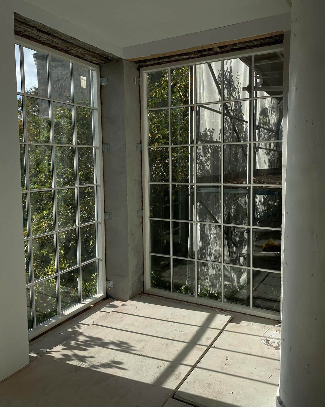 ペニーレ・タイスベックのインスタグラム：「Woke up feeling relieved and full of hope🤍 Spend Sunday morning in our future dream home that is still a work-in-process, but now with windows😍  From here on it will soon look like a real home🙏🏼」
