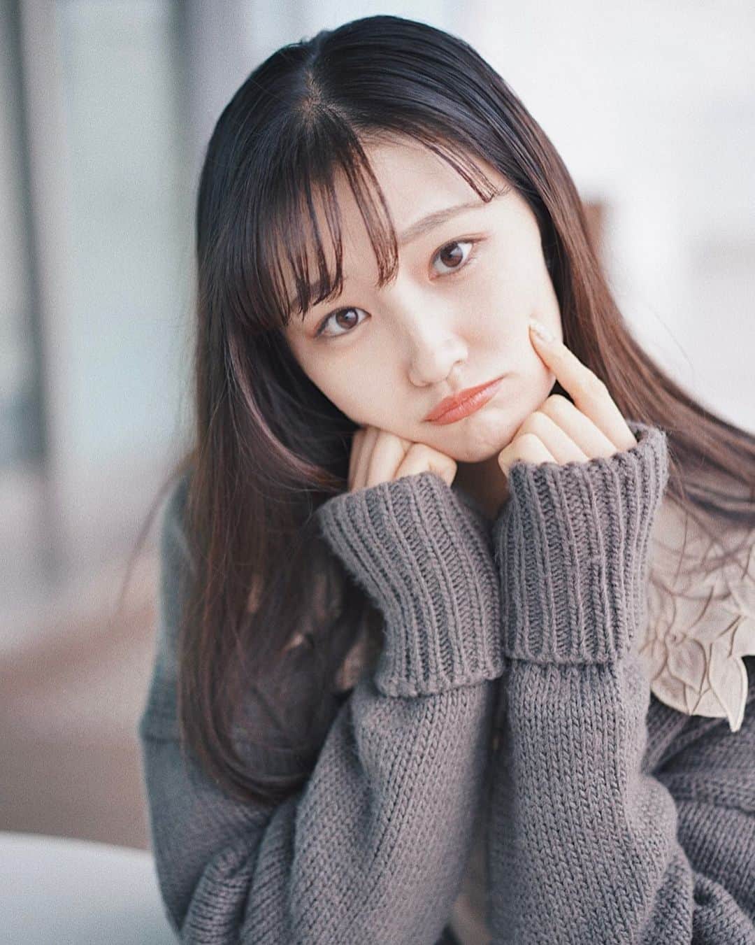 のインスタグラム：「❤︎ この日は確か 雨で髪の毛がボサボサ(笑)  セーター1枚でお出かけできる 今の気候大好きなので これ以上寒くなってほしくないなあ😱💔  . . #青山学院大学 #女子大学生 #一眼レフ #ポートレート #ポートレート撮影 #ポトレ #被写体 #いいね返し #portrait #as_archive #portraitphotography #as_picture #portrait_mood」
