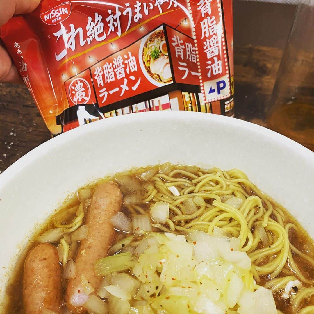 山田しょうこのインスタグラム：「ちゃんと濃い味美味しい🤤🤤 #m1グランプリ　でもらったやつ　 #ここからは視聴者として楽しみます #これ絶対うまいやつ  #これ絶対うまいやつ背脂醤油」