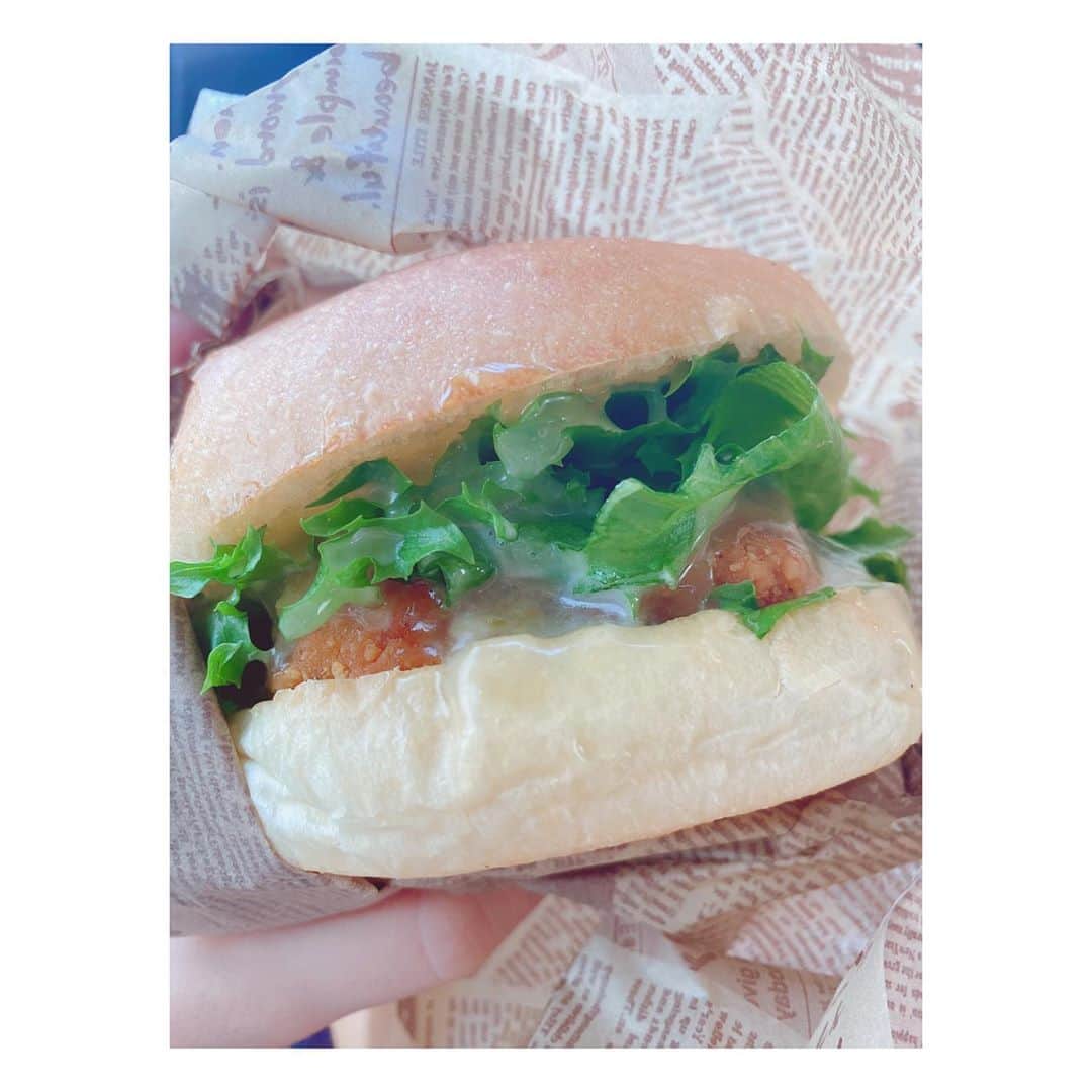 石井奏美さんのインスタグラム写真 - (石井奏美Instagram)「ロケ合間のごはんシリーズ💡パンだけども🍞笑。  仏生山にあるハンバーガー屋さん🍔  ピリ辛のチキンバーガーを頼んだんですが、和風っぽい辛さですっごく美味しかったです🥰柚子胡椒のような感じかな？  美味しいもの食べて、今週も頑張りましょう✨ 今日も1日お疲れ様でした💐🧸  #香川#仏生山」11月8日 21時43分 - ishii_kanami