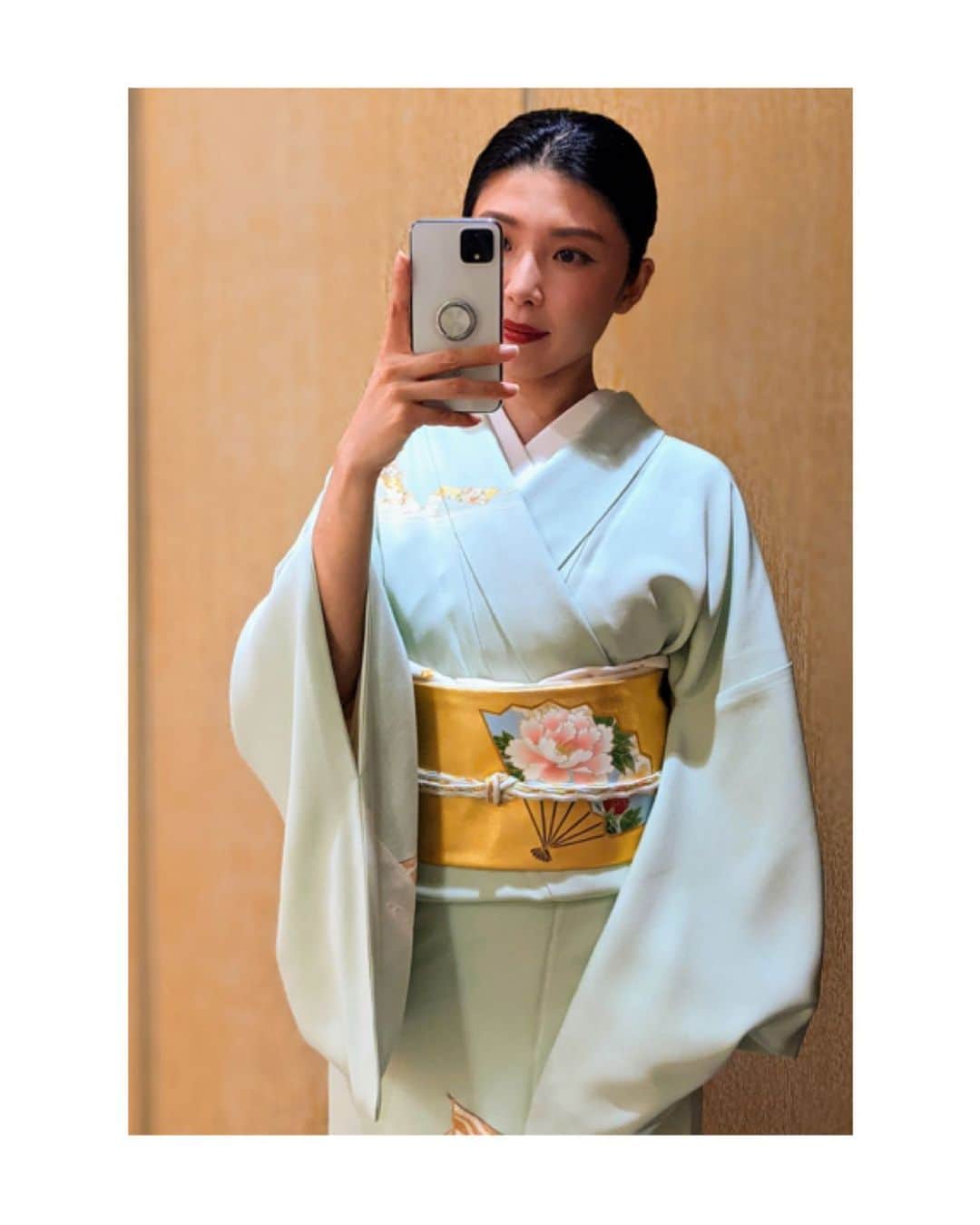のインスタグラム：「に志田さんの付下げに長吉呉服店さんの金箔地の帯。 華やかな雰囲気の組み合わせです。  #歌舞伎 をはじめ #お着物 や #日本の伝統 が長く守られ受け継がれますように。 #kimono #kimonocordinate #japanesekimono #japanesetradition #beautifultradition #lovekimono  #instakimono  #日本の伝統 #美しい伝統 #守るべきもの #日本の美  #お着物と帯 #組み合わせ #楽しい #お着物の魅力  #付け下げ #に志田 さん #金箔の帯 #染め帯 #長吉呉服店 さん #亜紀の和装記録」