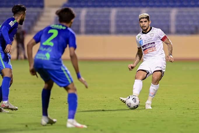 エベル・バネガのインスタグラム：「3 puntos importantes ... ahora toca descansar y volver más fuertes !!! felicitaciones chicos 💪💪 YALLA SHABAB ⬜️🟧⬛️ @alshababsaudifc」