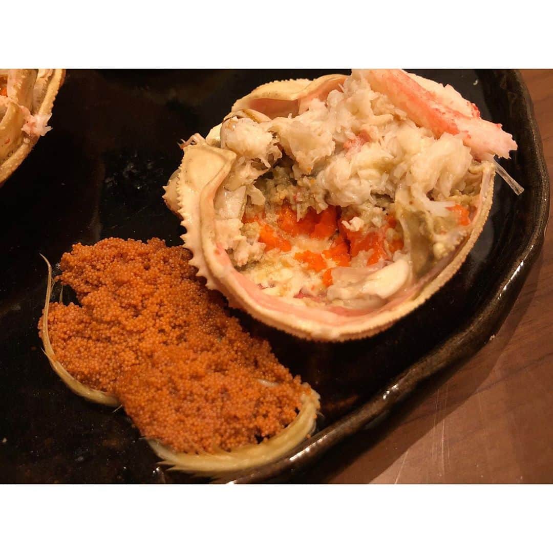 南條早紀さんのインスタグラム写真 - (南條早紀Instagram)「香箱ガニ🦀 . 11月6日、ズワイガニ漁解禁✨ 今年も待ってました❤️ . 今年はいつ食べられるかな…とおもっていたら なんと！生のズワイガニのメスを スーパーで2杯500円でゲット🥺✨ . カニ茹でたことないし、ちょっと戸惑ったけど 安さに負けて連れ帰りました！ . . 常温の水1.5ℓ＋大さじ1.5の塩で 常温から茹でて、ちょっと冷まして 麺棒でゴリゴリ身を取り出して完成🥺 . はじめてにしてはよくできた！ （自画自賛） . . さすがズワイガニ。 メスの細い腕の身でも、甘味と旨味が しっかり感じられて美味しい！ 香箱ガニならではの 外子のプチプチと、内子の独特の食感。 味わえる蟹味噌…。 . このカニの美味しさを 自宅で500円で味わえるって、 富山すごくないですか？😭 日本海側に住む特権だなと思います！ カニ好きには堪らなさすぎる！！ . . 寒くなるのも晴れの日が減るのも 悲しい時期だけれど笑、 寒くなる季節だからこそ出会える 富山の味覚を毎年楽しみにしています☺️ . . 富山に住んでいてよかった💓 と改めて思える瞬間😊 . . みなさまもスーパーで見かけたらぜひ！笑 . . #富山県 #富山市 #富山 #toyama #カニ #蟹 #かに #crab #🦀 #ズワイガニ #メス #香箱ガニ #せいこがに #ずわい蟹 #富山グルメ  #日本海 #富山湾 #ズワイガニ解禁  #海 #海の幸 #カニ大好き #蟹料理 #日本酒 #日本酒で乾杯 #幸せ #おうちごはん #富山大好き #アナウンサー #南條早紀 #なんじょうのにちじょう #🦀」11月8日 21時49分 - nanjo_saki