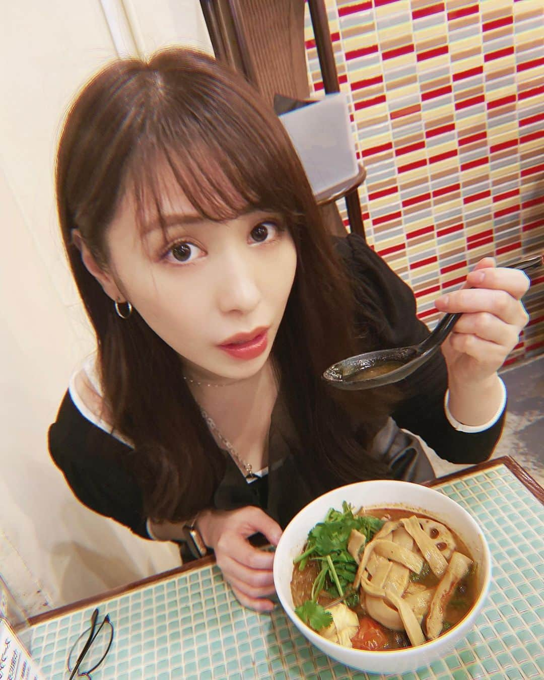 宮下舞花さんのインスタグラム写真 - (宮下舞花Instagram)「#麻辣湯 🌶♡ . . 大好きな　#チーパオ　に久しぶりに行ってきた…しあわせか。 . . 辛さを選べたり、基本は春雨ですが麺にも変更できます！ 好きなトッピングを自分で選べるのも最高！ . . わたしは パクチー、メンマ、ラム肉、きくらげ、えのき、れんこん、湯葉、プチトマト入れたよ✌︎（欲張った） . . 辛さをはおすすめの2にしたけど…2枚目の写真は『辛！』の瞬間です。笑」11月8日 21時51分 - maikamaimaika