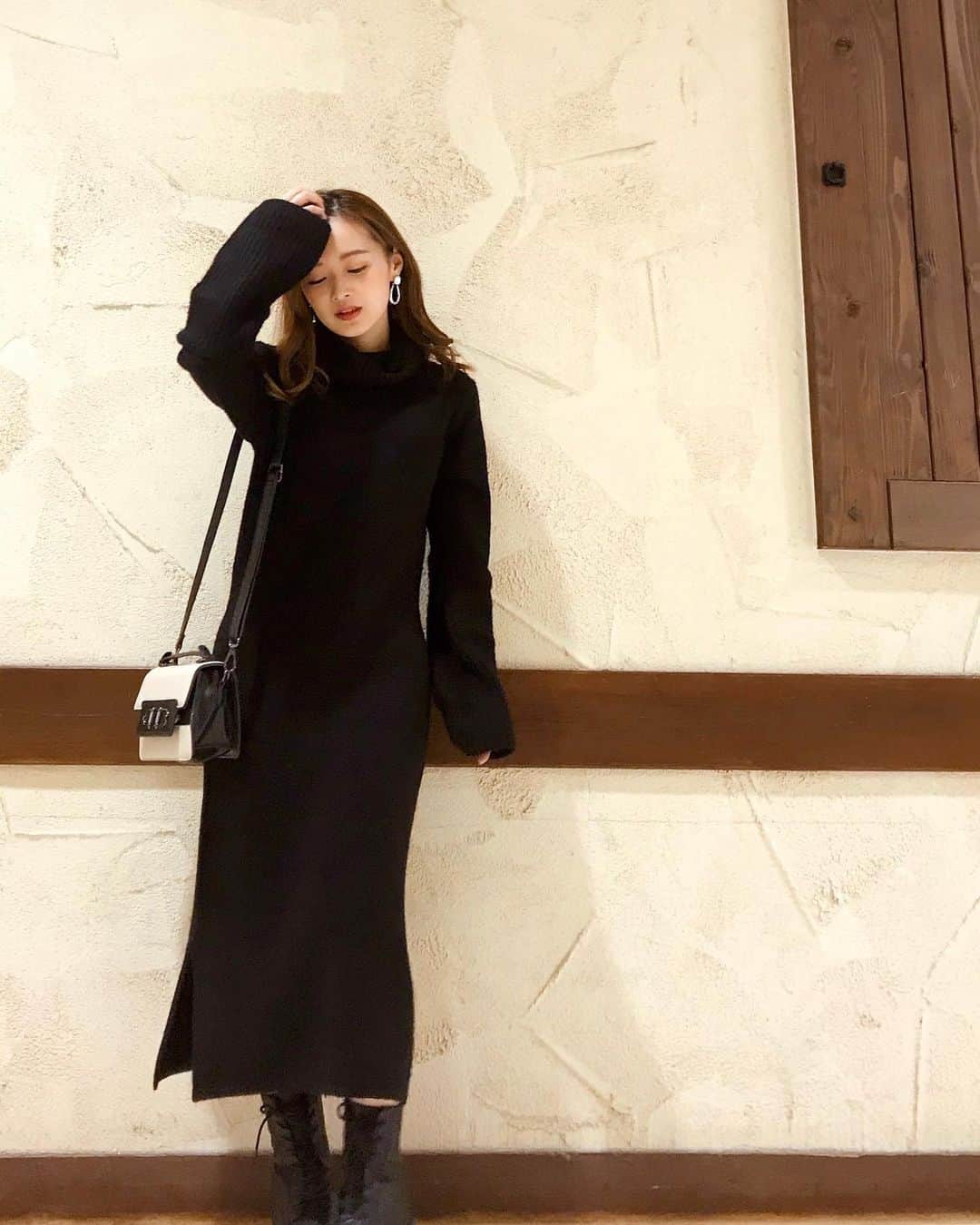 村崎英絵さんのインスタグラム写真 - (村崎英絵Instagram)「今日は前髪無しでほんのり赤リップ♡ ワンピースは袖がフレアになっていて 手首が華奢見えするところが好き💗 ㅤㅤㅤㅤㅤ ㅤㅤㅤㅤㅤ ㅤㅤㅤㅤㅤ  #ニットワンピ #ニット #ブラックコーデ #ロングニットワンピース #ロングワンピース #秋服コーデ #低身長ファッション #低身長コーデ #おちびコーデ  #ゆるコーデ #ゆるふわ巻き」11月8日 21時52分 - hanaemurasaki