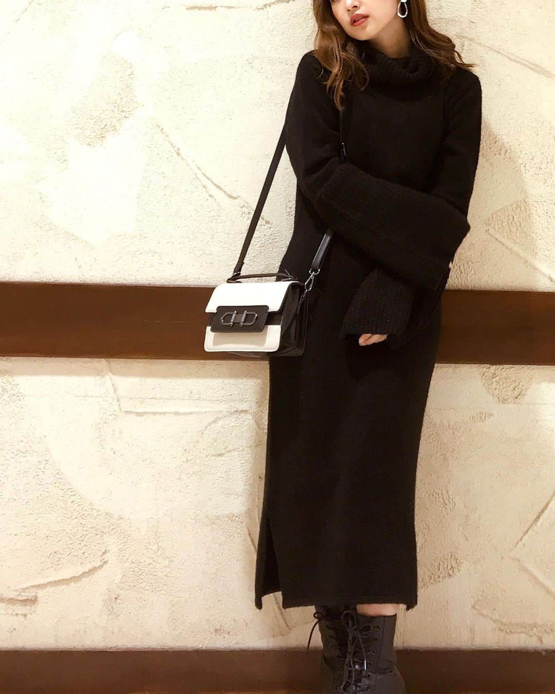 村崎英絵さんのインスタグラム写真 - (村崎英絵Instagram)「今日は前髪無しでほんのり赤リップ♡ ワンピースは袖がフレアになっていて 手首が華奢見えするところが好き💗 ㅤㅤㅤㅤㅤ ㅤㅤㅤㅤㅤ ㅤㅤㅤㅤㅤ  #ニットワンピ #ニット #ブラックコーデ #ロングニットワンピース #ロングワンピース #秋服コーデ #低身長ファッション #低身長コーデ #おちびコーデ  #ゆるコーデ #ゆるふわ巻き」11月8日 21時52分 - hanaemurasaki