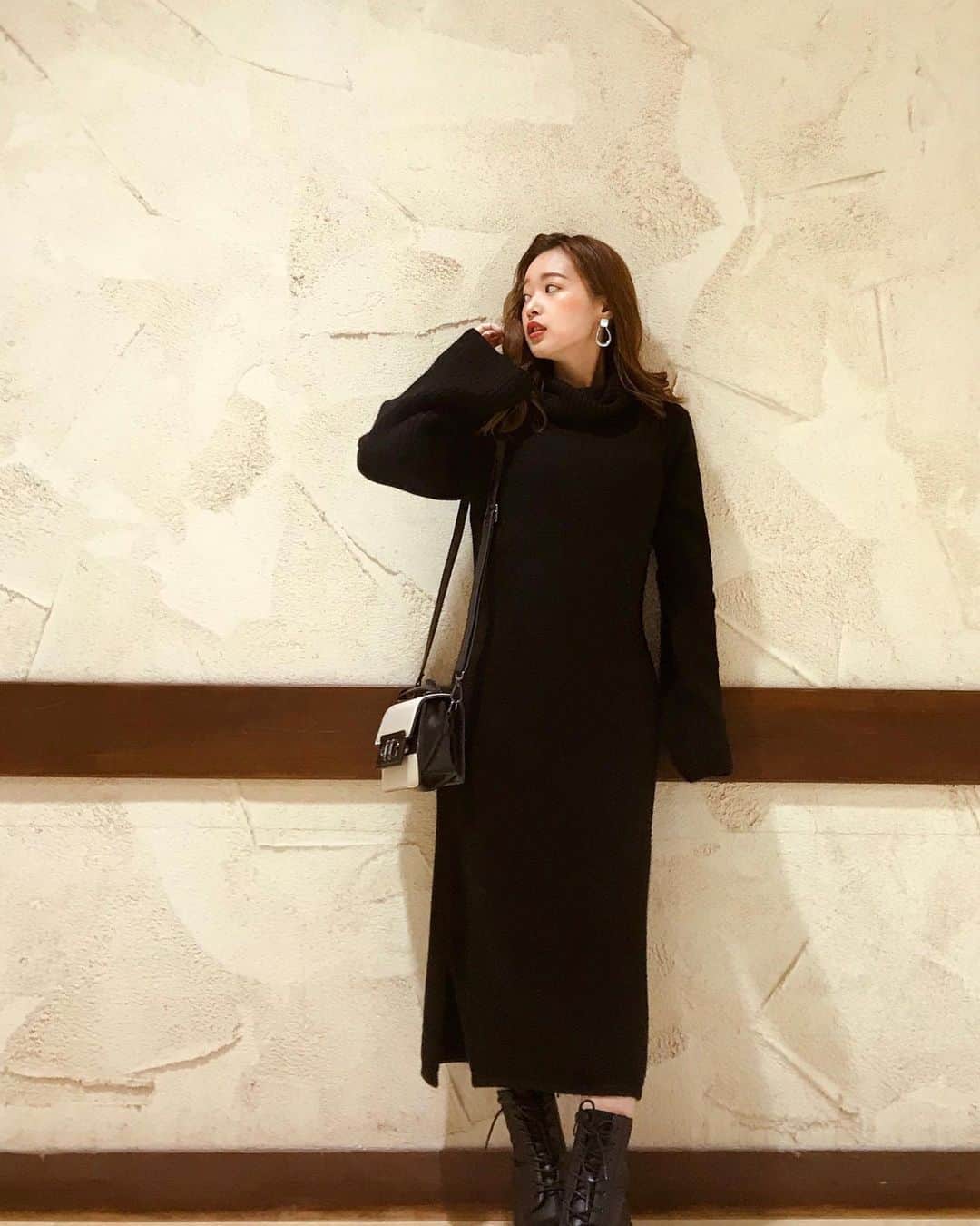 村崎英絵のインスタグラム：「今日は前髪無しでほんのり赤リップ♡ ワンピースは袖がフレアになっていて 手首が華奢見えするところが好き💗 ㅤㅤㅤㅤㅤ ㅤㅤㅤㅤㅤ ㅤㅤㅤㅤㅤ  #ニットワンピ #ニット #ブラックコーデ #ロングニットワンピース #ロングワンピース #秋服コーデ #低身長ファッション #低身長コーデ #おちびコーデ  #ゆるコーデ #ゆるふわ巻き」