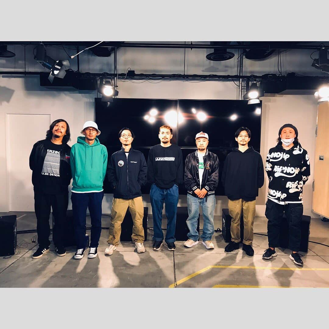 SPACE SHOWER TVさんのインスタグラム写真 - (SPACE SHOWER TVInstagram)「🎥🦈LIVEWIRE × PUNPEE🤓🅿️﻿ ﻿ 📸PHOTOS:page1,2~9﻿ 🎥MOVIE:page3 ﻿ ▶︎What's “Sofa Kingdomcome”?◀︎﻿ 9月13日にスペシャが手がける﻿ 配信ライブサービス“LIVEWIRE“で﻿ PUNPEEが生配信LIVE﻿ 『PUNPEE“Sofa Kingdomcome”』を開催。﻿ ﻿ 渋谷の街中を颯爽と自転車を漕いで﻿ PUNPEEが登場するところから﻿ WWW Xで最高のパフォーマンスを終える﻿ 最後の最後までPUNPEEとクリエイティブチームは﻿ アイデア、技術、クリエイティブを﻿ 随所に散りばめ、そして結集したLIVEで﻿ 大いにファンを沸かせてくれたー。﻿ ﻿ ▶︎ “Sofa Makingdomcome”◀︎﻿ あの興奮のLIVEから約2ヶ月ー。﻿ あの配信ライブはいかにして生まれたのか？﻿ その舞台裏をPUNPEE本人とクリエイティブチームが当日のLIVE映像を元に紐解くトークを展開！﻿ 貴重なオーディオコメンタリー番組を﻿ ぜひお見逃しなく✊🏻﻿ ﻿ ﻿ ✂︎-------------ON AIR info--------------﻿ 📺LIVEWIRE PUNPEE “Sofa Makingdomcome”﻿ 🗓11/10(火)24:00~24:30﻿ リピート放送: 11/29(日)21:00～21:30﻿ [出演]PUNPEE、増田岳哉(SUMMIT, Inc.)、新保拓人(SEP)、串田匠(SPACE SHOWER NETWORKS INC.)、TSUNE(Nozle Graphics)、松永昂史(釣部東京)、清水基(BACKSPACE Productions Inc.)﻿ 🔎sstv.jp/punpee﻿ ﻿ #PUNPEE﻿ #summit﻿ #スペシャ﻿ #LIVEWIRE﻿ #釣部東京﻿ #BACKSPACE﻿ #NozleGraphics﻿ #新保拓人﻿」11月8日 21時52分 - spaceshower