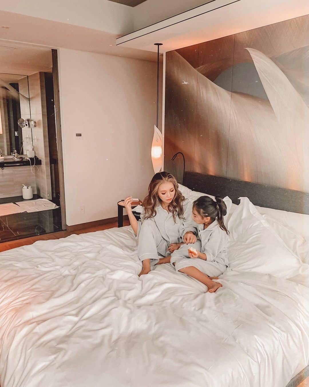 ✷kana✷のインスタグラム：「🥐🤍🥐🤍 . . たまには一日中ベッドの上で ゴロゴロする休みもいいね！ 👧🏽はお友達と勝手に遊びにいくし👋 . ドラマ観て、YouTube観て、 コーヒー飲んでまた寝て〜 充電完了したのでまた 明日からもがんばろー」