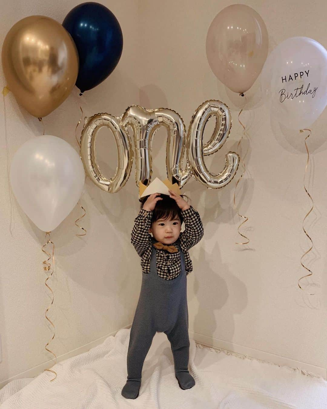 kitamayuuのインスタグラム：「11.6 happy birthday 👦🏻 1歳おめでとう！ ここには書ききれないほど たくさんの想いがあるけど、、 この一年幸せでしかなかった！ 産まれてきてくれてありがとう！ . . 先日の誕生日、ストーリーに たっくさんのメッセージ頂き ありがとうございます🙇🏻‍♀️ とっても嬉しかったです🥺 . . 2枚目汚いけどお許し下さい😂 #スマッシュケーキ みごとに スマッシュされました🥺🎂」