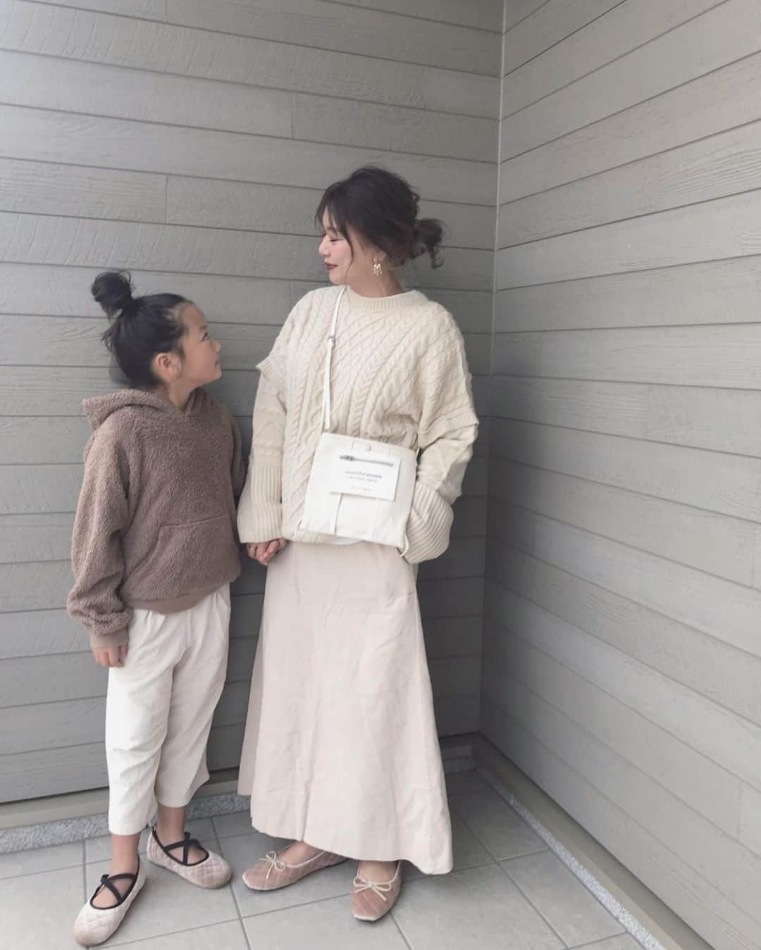 mmmaaakkkiiikkkoooさんのインスタグラム写真 - (mmmaaakkkiiikkkoooInstagram)「𓍯𓂃 一気に寒くなって ついついダイソンのあったかい風でる ヒーターをポチりしちゃった💦 人気らしくて届くの年末😭オソ  @sorotto_shoes のお靴で おさらと#リンクコーデ 💓  おさらさん もう足のサイズが21cm🕴 @sorotto_shoes はキッズサイズ 22cmまであるから、 まだまだリンクできる💓嬉しい💕  おさらさん、 めちゃくちゃお気に入りで こればかり履いてる😂💕 . . . . . knit/#ニット (b2005-013445)：#pierrot #ピエロアンバサダー @pierrot_shop skirt/ #dholic  shoes/ @sorotto_shoes #sorotto_shoes @sorotto_ladys  sara tops/ @devirock__official  pants/ @gu_for_all_ #gu . . . .  #女の子#キッズコーデ#kidsfashion#リンクコーデ  #locari #mamagirl #ママコーデ#ママファッション#大人可愛い#大人カジュアル#カジュアルコーデ#シンプルコーデ #pr#ハンドメイドピアス#mamagirl#ハンドメイドアクセサリー#instagood#nail#セルフネイル #ヘアスタイル#ヘアアレンジ#秋コーデ#ゆったりコーデ」11月8日 21時56分 - mmmaaakkkiiikkkooo