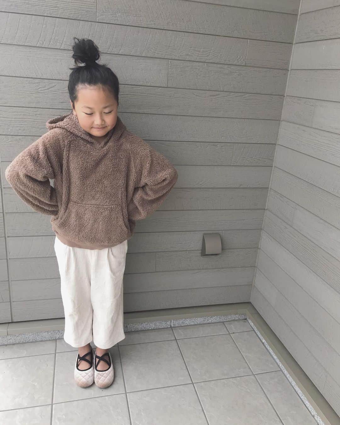 mmmaaakkkiiikkkoooさんのインスタグラム写真 - (mmmaaakkkiiikkkoooInstagram)「𓍯𓂃 一気に寒くなって ついついダイソンのあったかい風でる ヒーターをポチりしちゃった💦 人気らしくて届くの年末😭オソ  @sorotto_shoes のお靴で おさらと#リンクコーデ 💓  おさらさん もう足のサイズが21cm🕴 @sorotto_shoes はキッズサイズ 22cmまであるから、 まだまだリンクできる💓嬉しい💕  おさらさん、 めちゃくちゃお気に入りで こればかり履いてる😂💕 . . . . . knit/#ニット (b2005-013445)：#pierrot #ピエロアンバサダー @pierrot_shop skirt/ #dholic  shoes/ @sorotto_shoes #sorotto_shoes @sorotto_ladys  sara tops/ @devirock__official  pants/ @gu_for_all_ #gu . . . .  #女の子#キッズコーデ#kidsfashion#リンクコーデ  #locari #mamagirl #ママコーデ#ママファッション#大人可愛い#大人カジュアル#カジュアルコーデ#シンプルコーデ #pr#ハンドメイドピアス#mamagirl#ハンドメイドアクセサリー#instagood#nail#セルフネイル #ヘアスタイル#ヘアアレンジ#秋コーデ#ゆったりコーデ」11月8日 21時56分 - mmmaaakkkiiikkkooo