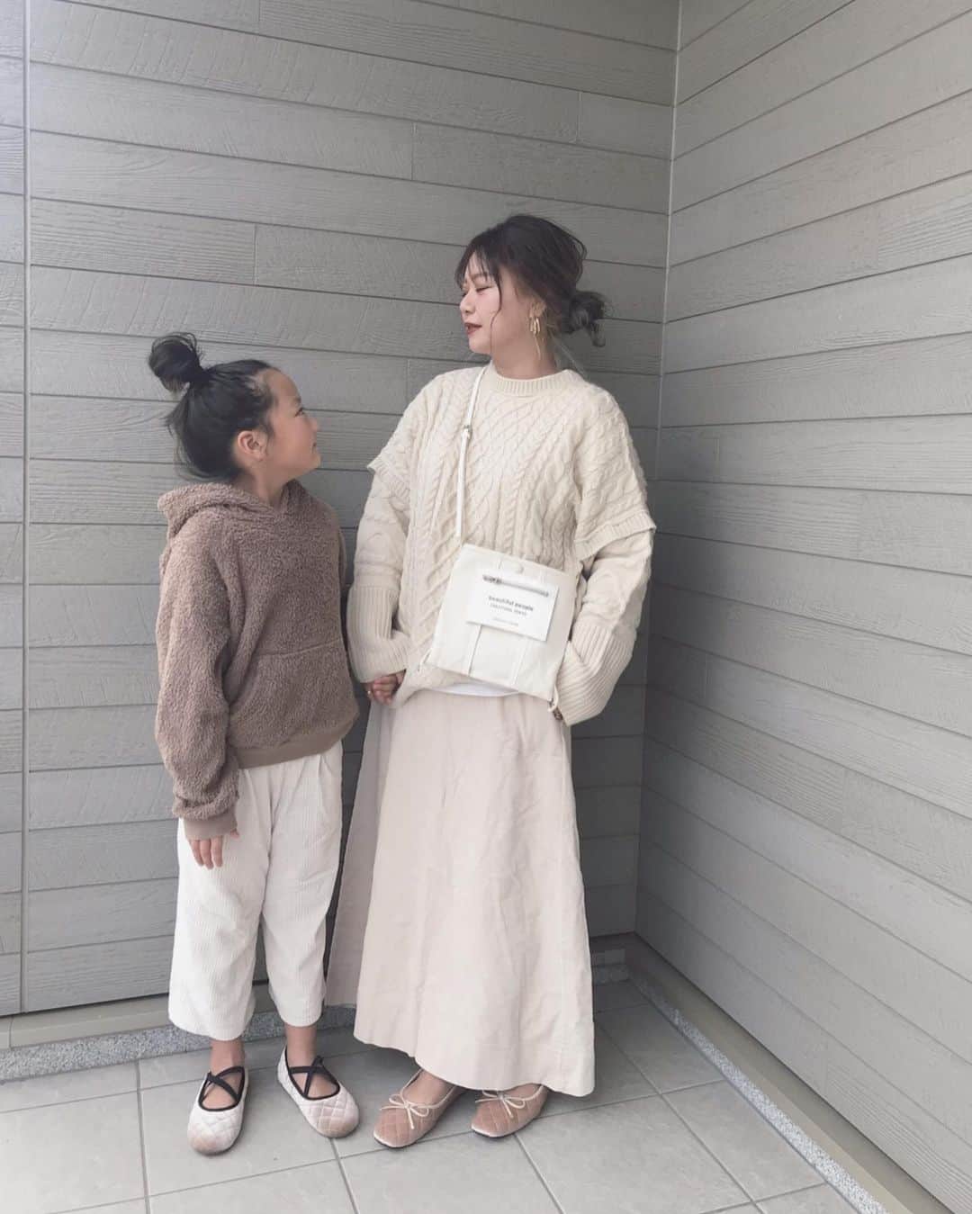 mmmaaakkkiiikkkoooさんのインスタグラム写真 - (mmmaaakkkiiikkkoooInstagram)「𓍯𓂃 一気に寒くなって ついついダイソンのあったかい風でる ヒーターをポチりしちゃった💦 人気らしくて届くの年末😭オソ  @sorotto_shoes のお靴で おさらと#リンクコーデ 💓  おさらさん もう足のサイズが21cm🕴 @sorotto_shoes はキッズサイズ 22cmまであるから、 まだまだリンクできる💓嬉しい💕  おさらさん、 めちゃくちゃお気に入りで こればかり履いてる😂💕 . . . . . knit/#ニット (b2005-013445)：#pierrot #ピエロアンバサダー @pierrot_shop skirt/ #dholic  shoes/ @sorotto_shoes #sorotto_shoes @sorotto_ladys  sara tops/ @devirock__official  pants/ @gu_for_all_ #gu . . . .  #女の子#キッズコーデ#kidsfashion#リンクコーデ  #locari #mamagirl #ママコーデ#ママファッション#大人可愛い#大人カジュアル#カジュアルコーデ#シンプルコーデ #pr#ハンドメイドピアス#mamagirl#ハンドメイドアクセサリー#instagood#nail#セルフネイル #ヘアスタイル#ヘアアレンジ#秋コーデ#ゆったりコーデ」11月8日 21時56分 - mmmaaakkkiiikkkooo